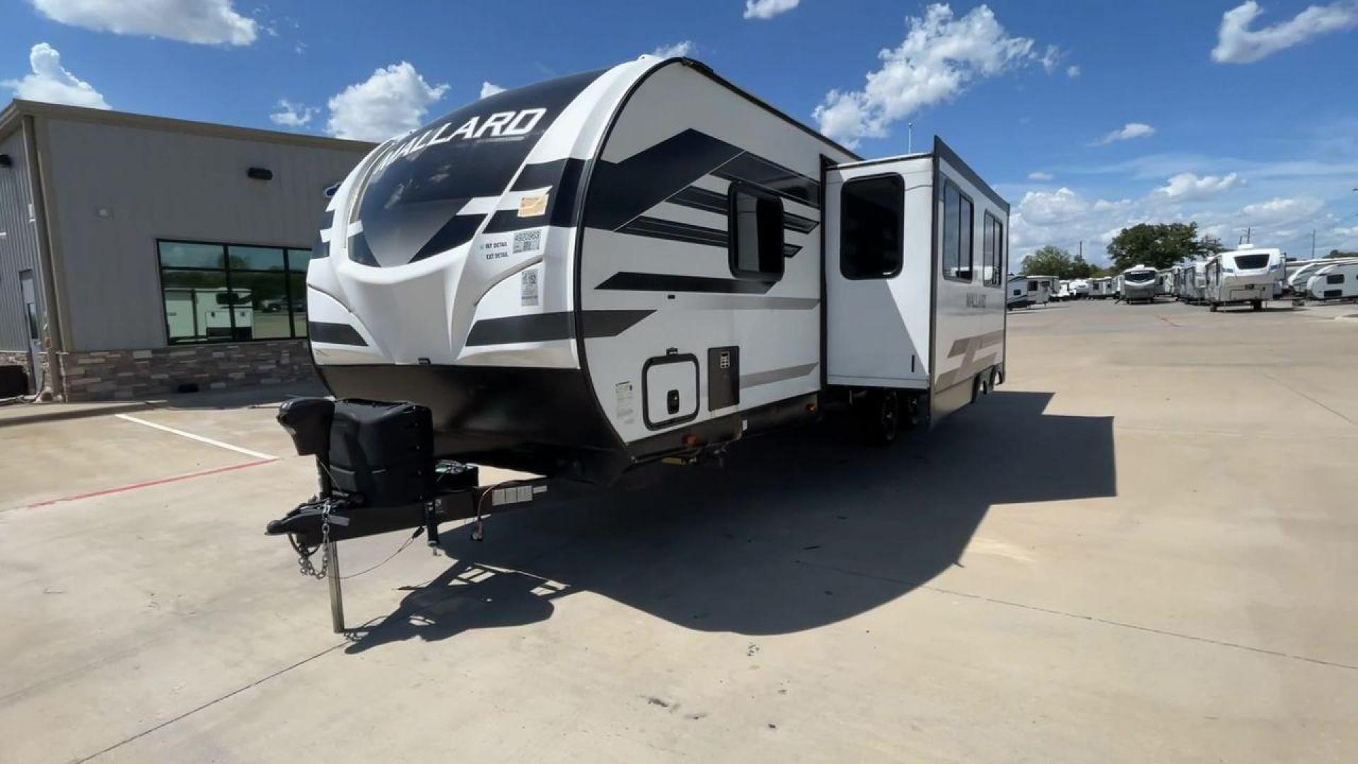 2021 HEARTLAND MALLARD M26 (5SFNB3229ME) , Length: 32.04 ft. | Dry Weight: 6,416 lbs. | Gross Weight: 8,600 lbs. | Slides: 1 transmission, located at 4319 N Main St, Cleburne, TX, 76033, (817) 678-5133, 32.385960, -97.391212 - Photo#5