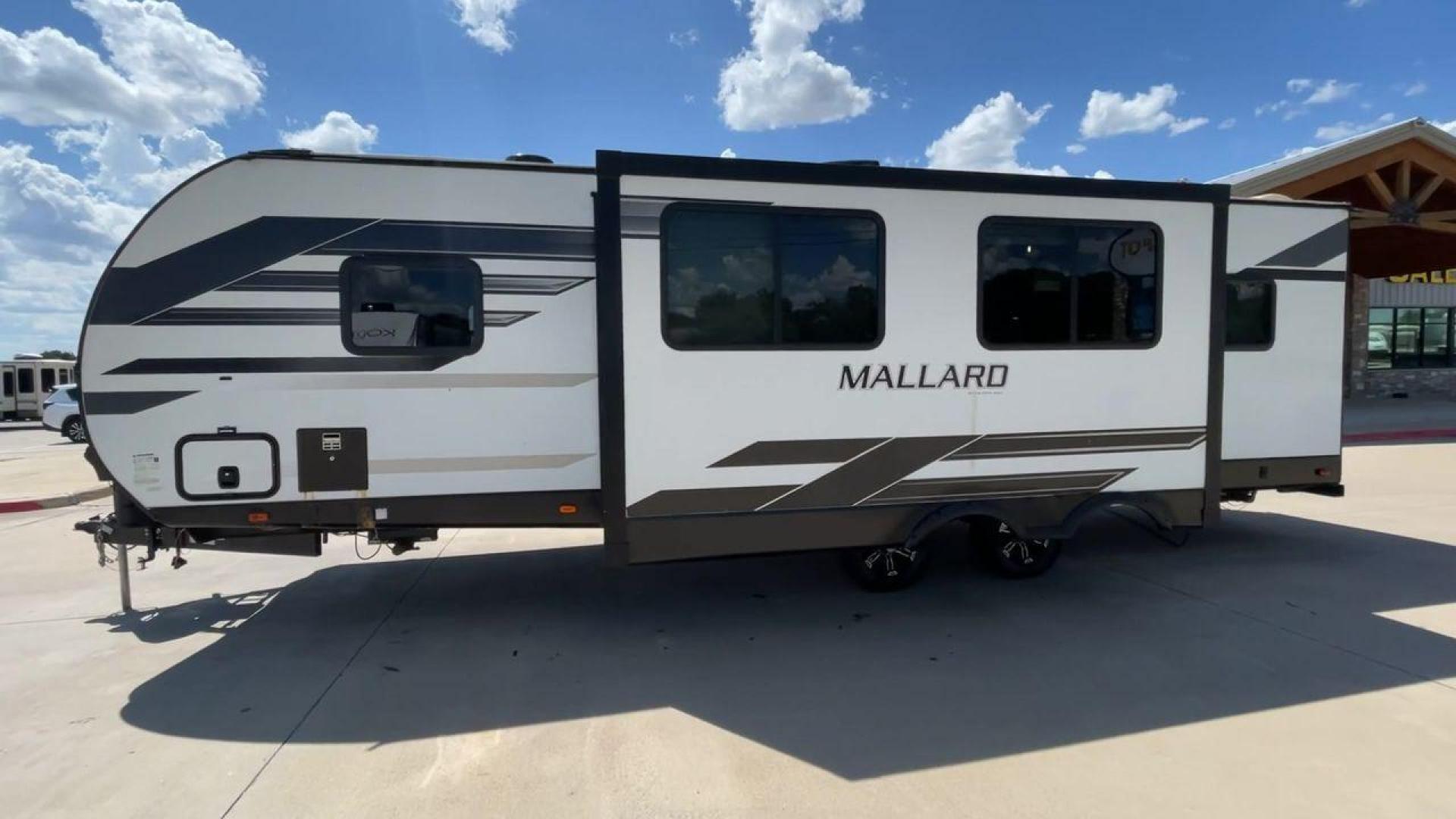 2021 HEARTLAND MALLARD M26 (5SFNB3229ME) , Length: 32.04 ft. | Dry Weight: 6,416 lbs. | Gross Weight: 8,600 lbs. | Slides: 1 transmission, located at 4319 N Main St, Cleburne, TX, 76033, (817) 678-5133, 32.385960, -97.391212 - Photo#6