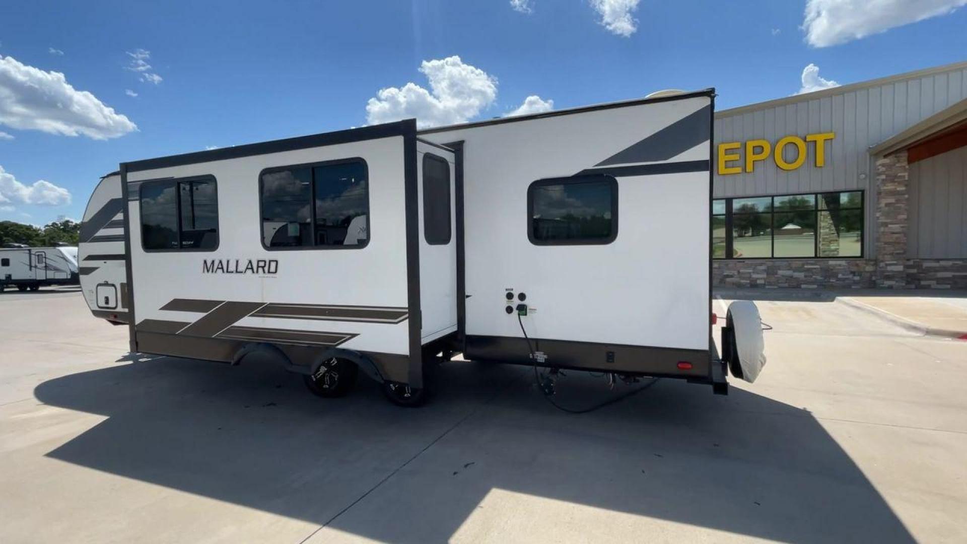 2021 HEARTLAND MALLARD M26 (5SFNB3229ME) , Length: 32.04 ft. | Dry Weight: 6,416 lbs. | Gross Weight: 8,600 lbs. | Slides: 1 transmission, located at 4319 N Main St, Cleburne, TX, 76033, (817) 678-5133, 32.385960, -97.391212 - Photo#7