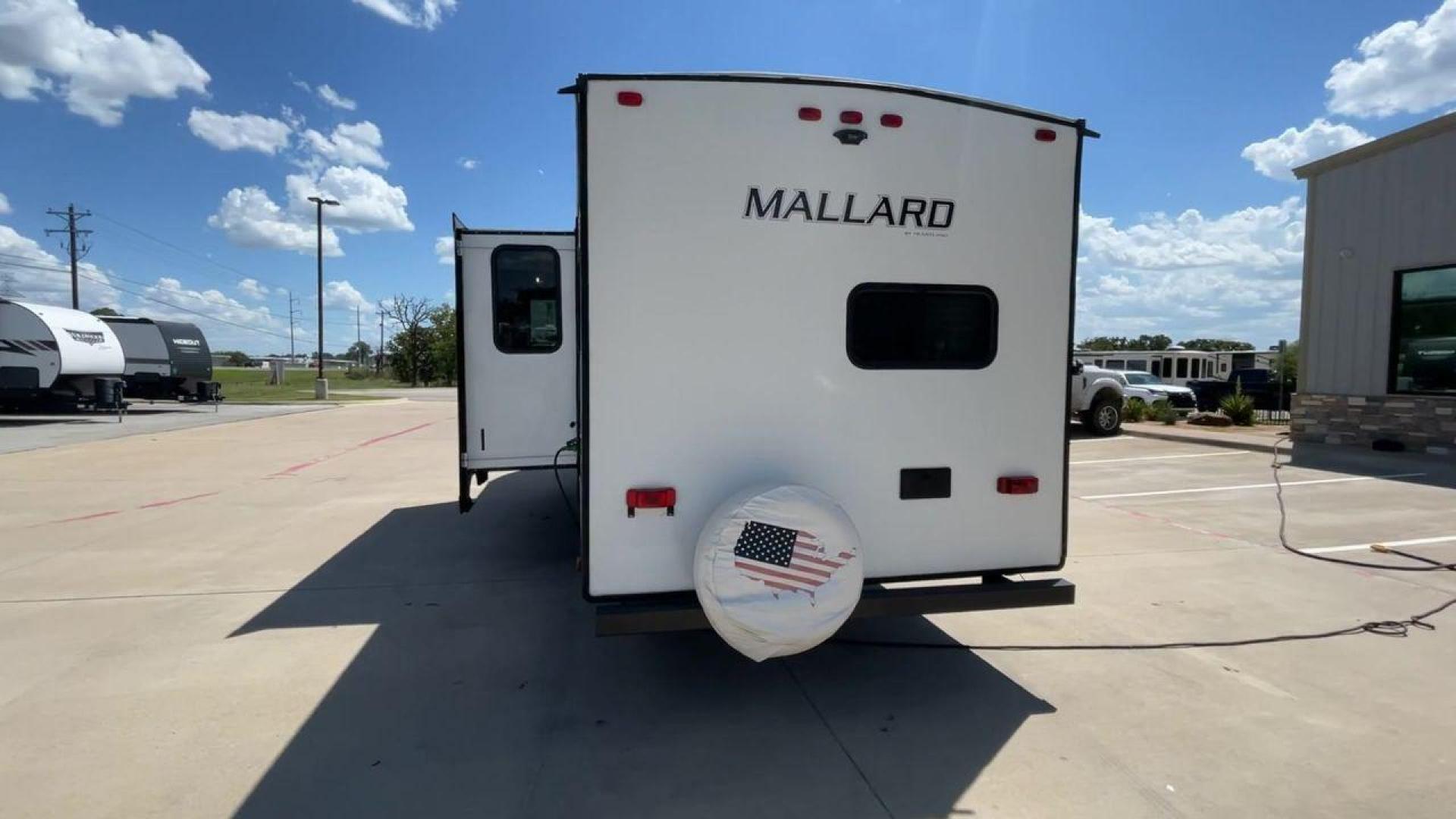 2021 HEARTLAND MALLARD M26 (5SFNB3229ME) , Length: 32.04 ft. | Dry Weight: 6,416 lbs. | Gross Weight: 8,600 lbs. | Slides: 1 transmission, located at 4319 N Main St, Cleburne, TX, 76033, (817) 678-5133, 32.385960, -97.391212 - Photo#8