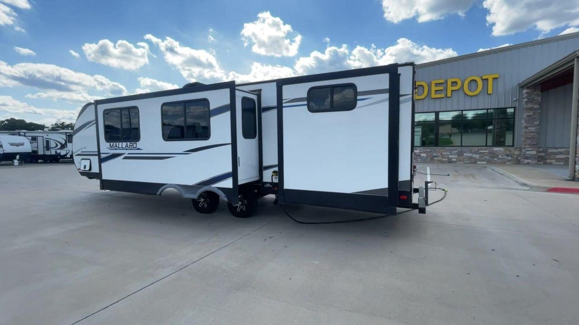 2021 HEARTLAND MALLARD M32 (5SFNB3524ME) , Length: 34.79 ft. | Dry Weight: 6,926 lbs. | Gross Weight: 8,600 lbs. | Slides: 2 transmission, located at 4319 N Main St, Cleburne, TX, 76033, (817) 678-5133, 32.385960, -97.391212 - The 2021 Heartland Mallard M32 is a sleek and modern travel trailer with a length of 34.79 feet and a dry weight of 6,926 lbs. The gross weight is 8,600 lbs, making it easily towable by larger SUVs and trucks. It features a clean, white exterior with stylish blue and black decals that run along the - Photo#7