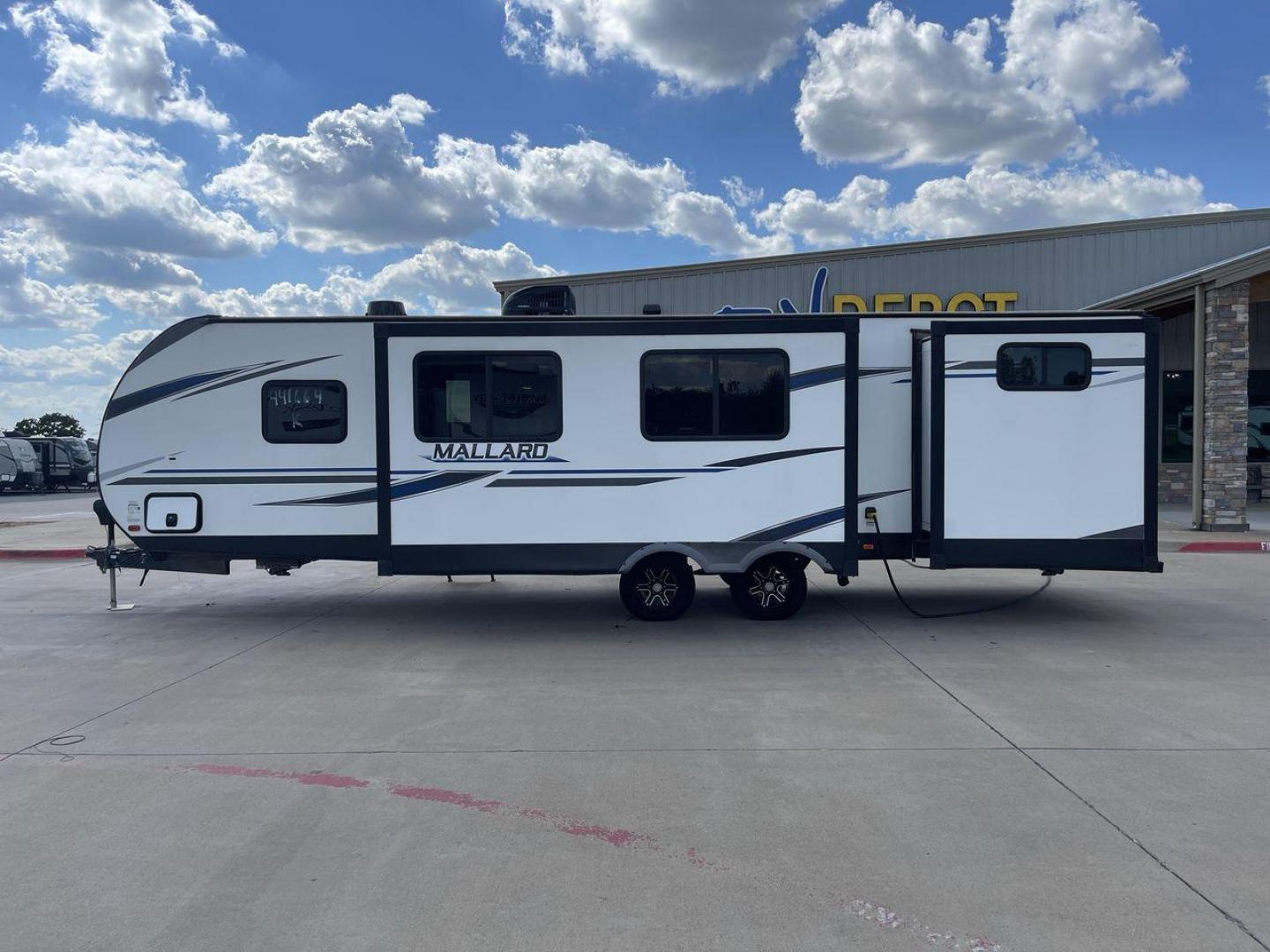 2021 HEARTLAND MALLARD M32 (5SFNB3524ME) , Length: 34.79 ft. | Dry Weight: 6,926 lbs. | Gross Weight: 8,600 lbs. | Slides: 2 transmission, located at 4319 N Main St, Cleburne, TX, 76033, (817) 678-5133, 32.385960, -97.391212 - The 2021 Heartland Mallard M32 is a sleek and modern travel trailer with a length of 34.79 feet and a dry weight of 6,926 lbs. The gross weight is 8,600 lbs, making it easily towable by larger SUVs and trucks. It features a clean, white exterior with stylish blue and black decals that run along the - Photo#24