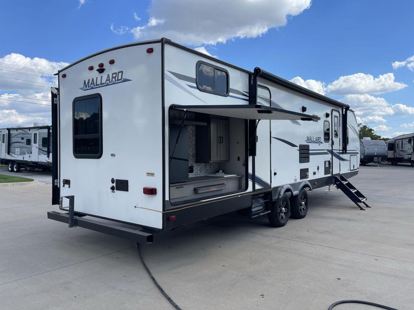 2021 HEARTLAND MALLARD M32 (5SFNB3524ME) , Length: 34.79 ft. | Dry Weight: 6,926 lbs. | Gross Weight: 8,600 lbs. | Slides: 2 transmission, located at 4319 N Main St, Cleburne, TX, 76033, (817) 678-5133, 32.385960, -97.391212 - The 2021 Heartland Mallard M32 is a sleek and modern travel trailer with a length of 34.79 feet and a dry weight of 6,926 lbs. The gross weight is 8,600 lbs, making it easily towable by larger SUVs and trucks. It features a clean, white exterior with stylish blue and black decals that run along the - Photo#25