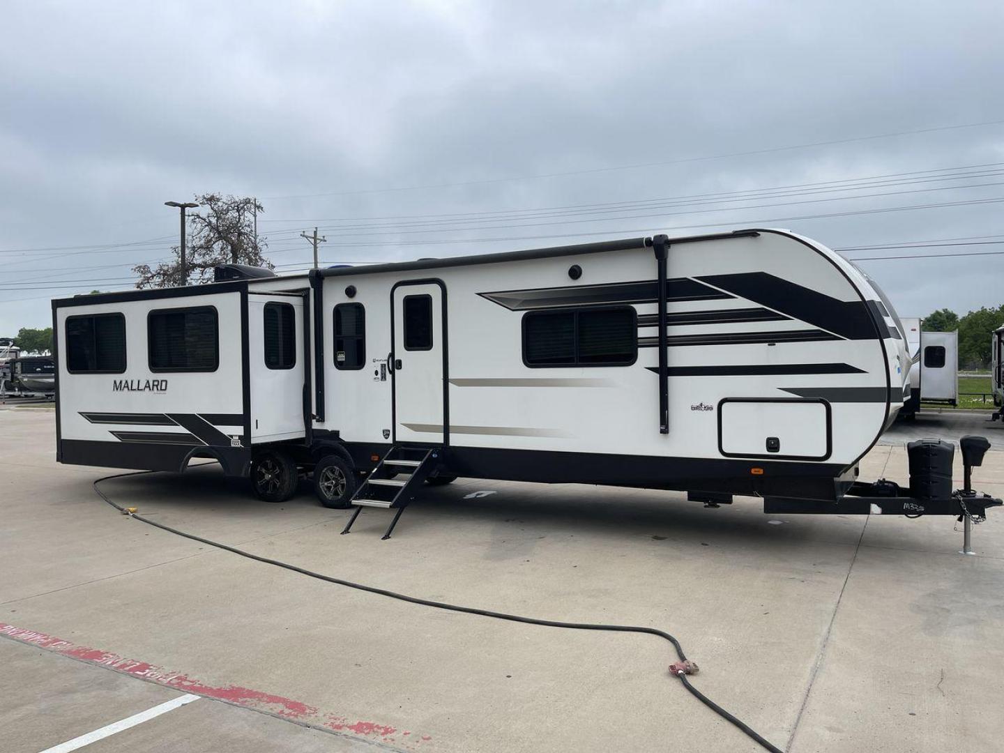 2021 HEARTLAND MALLARD M335 (5SFNB4027ME) , located at 4319 N Main St, Cleburne, TX, 76033, (817) 678-5133, 32.385960, -97.391212 - Photo#22