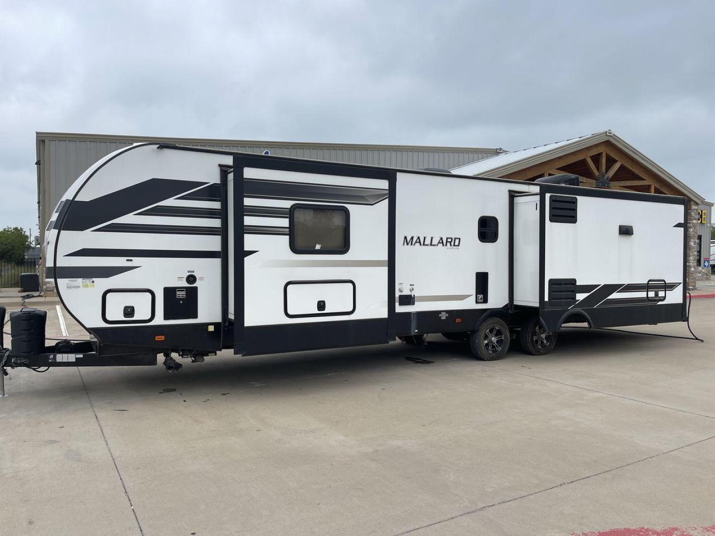 2021 HEARTLAND MALLARD M335 (5SFNB4027ME) , located at 4319 N Main St, Cleburne, TX, 76033, (817) 678-5133, 32.385960, -97.391212 - Photo#23