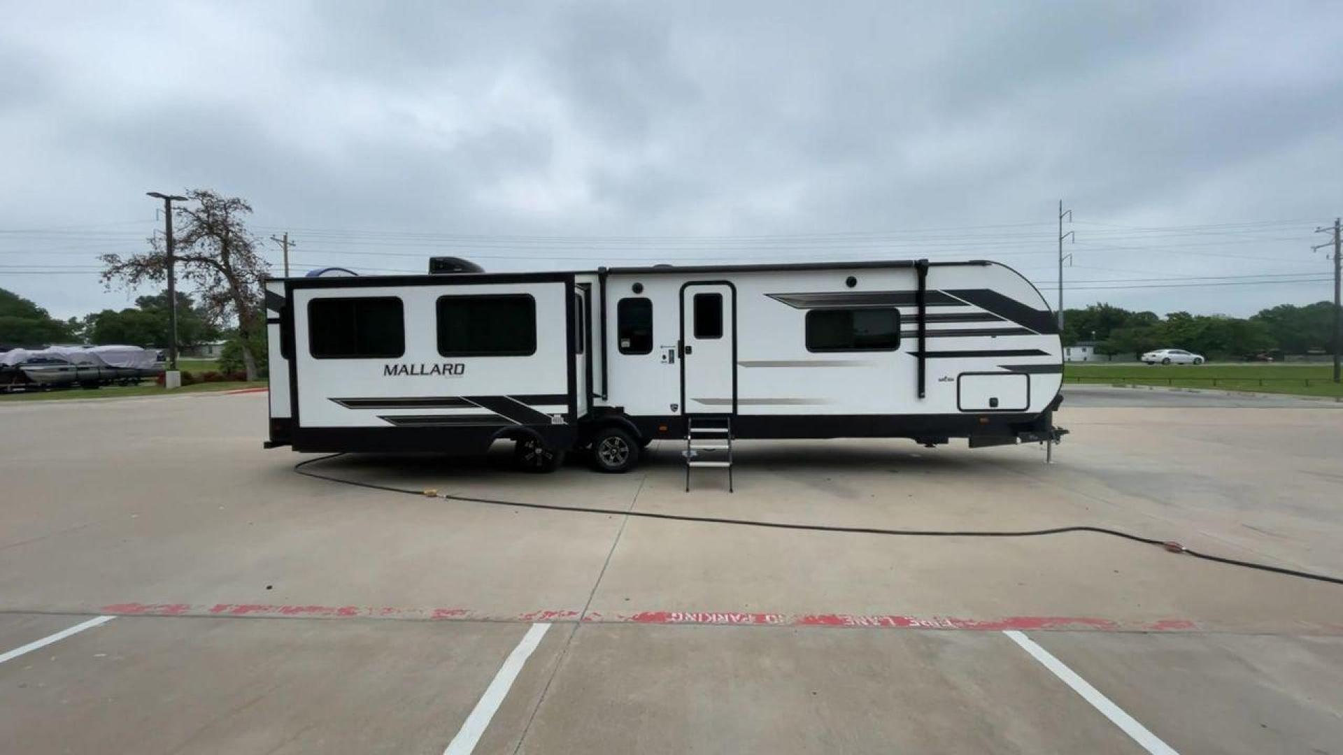 2021 HEARTLAND MALLARD M335 (5SFNB4027ME) , located at 4319 N Main St, Cleburne, TX, 76033, (817) 678-5133, 32.385960, -97.391212 - Photo#2