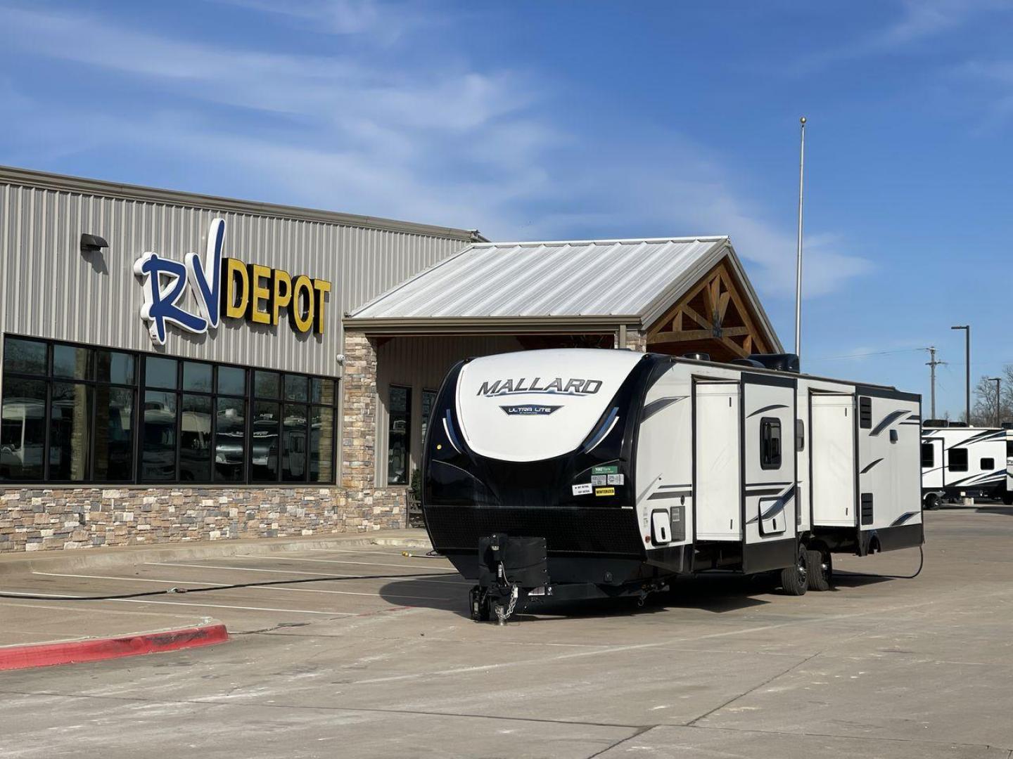 2021 HEARTLAND MALLARD M335 (5SFNB4026ME) , Length: 39.67 ft. | Dry Weight: 8,840 lbs. | Gross Weight: 9,900 lbs. | Slides: 3 transmission, located at 4319 N Main St, Cleburne, TX, 76033, (817) 678-5133, 32.385960, -97.391212 - Photo#0