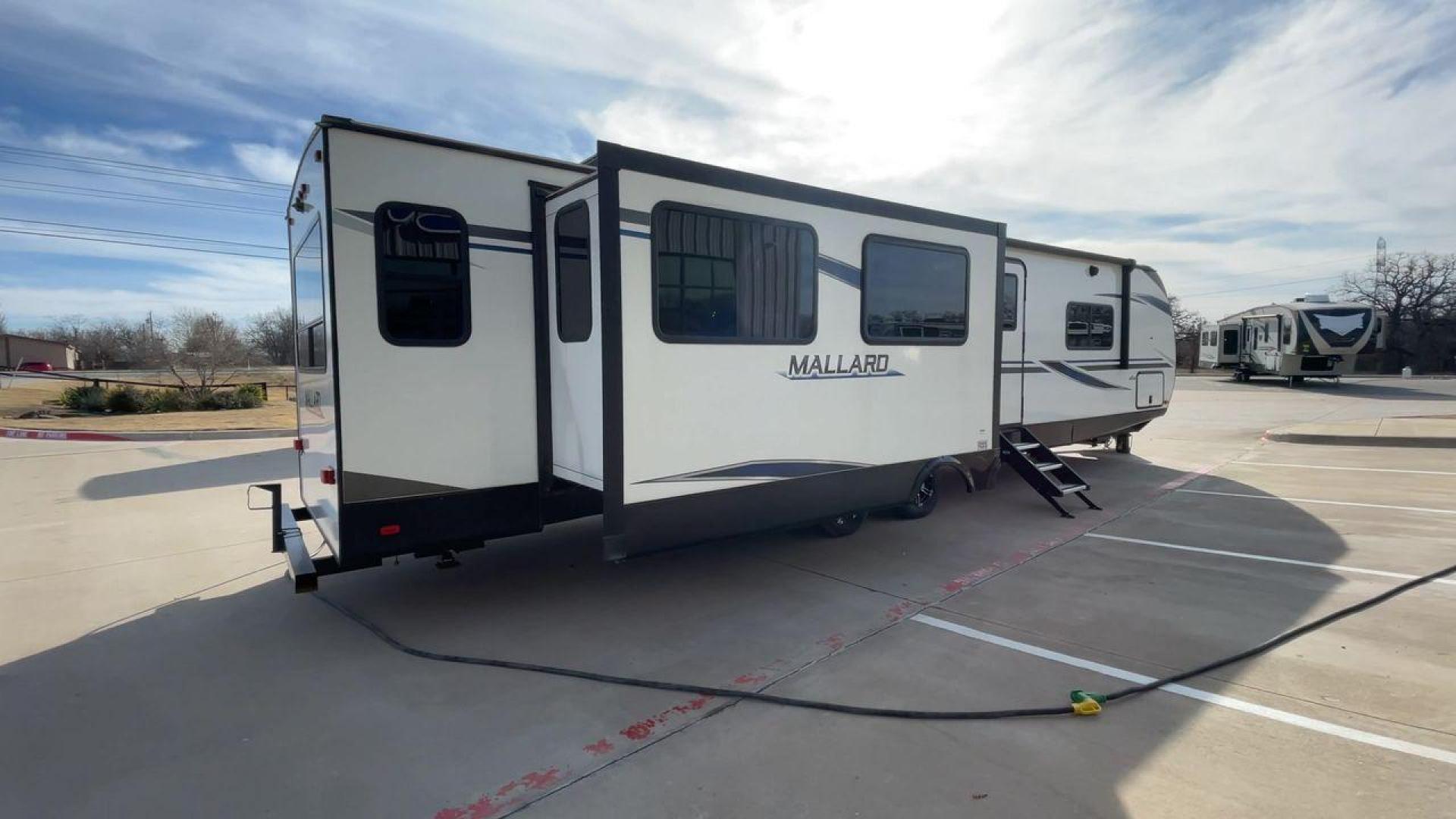 2021 HEARTLAND MALLARD M335 (5SFNB4026ME) , Length: 39.67 ft. | Dry Weight: 8,840 lbs. | Gross Weight: 9,900 lbs. | Slides: 3 transmission, located at 4319 N Main St, Cleburne, TX, 76033, (817) 678-5133, 32.385960, -97.391212 - Photo#1