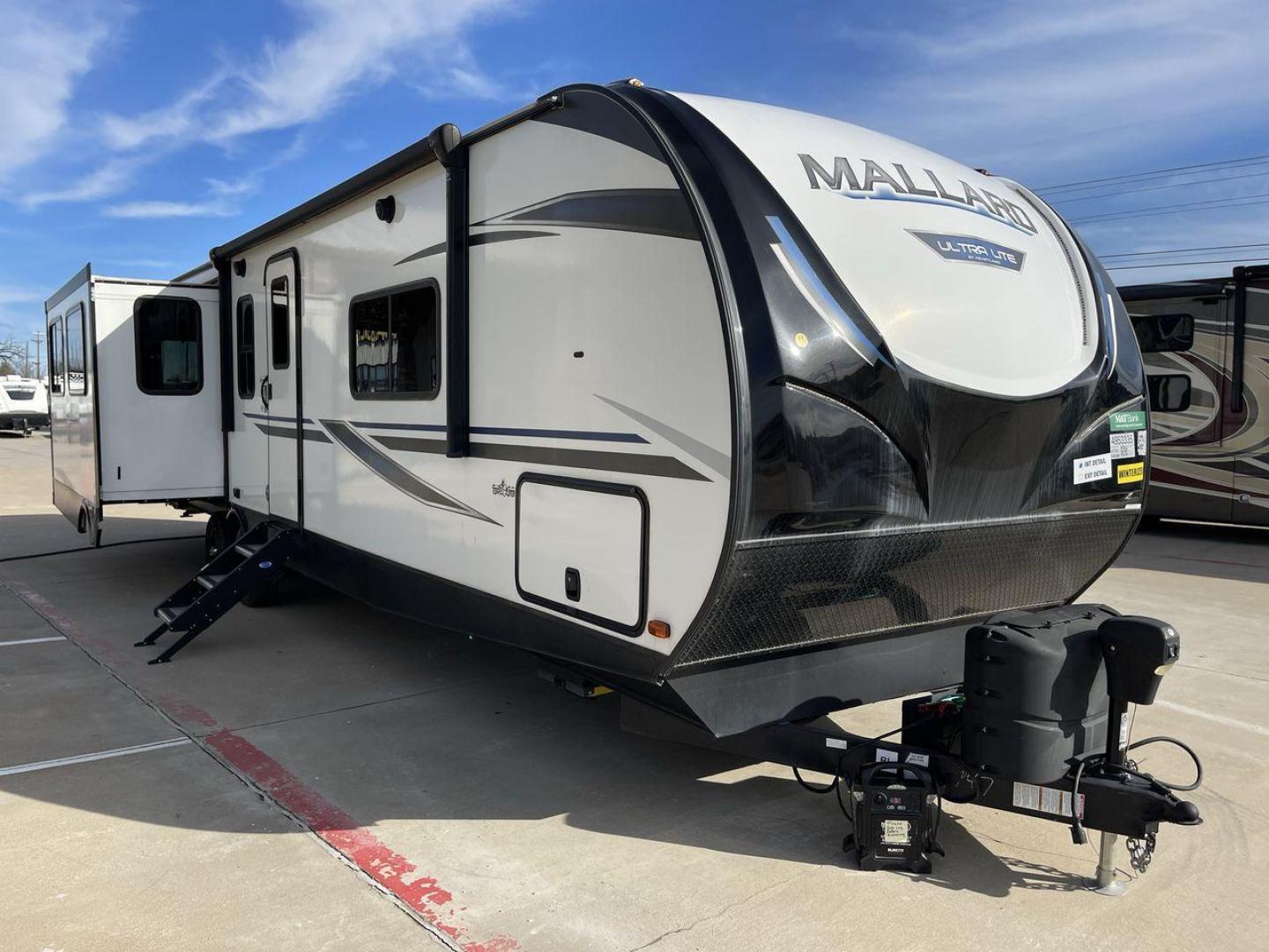 2021 HEARTLAND MALLARD M335 (5SFNB4026ME) , Length: 39.67 ft. | Dry Weight: 8,840 lbs. | Gross Weight: 9,900 lbs. | Slides: 3 transmission, located at 4319 N Main St, Cleburne, TX, 76033, (817) 678-5133, 32.385960, -97.391212 - Photo#23