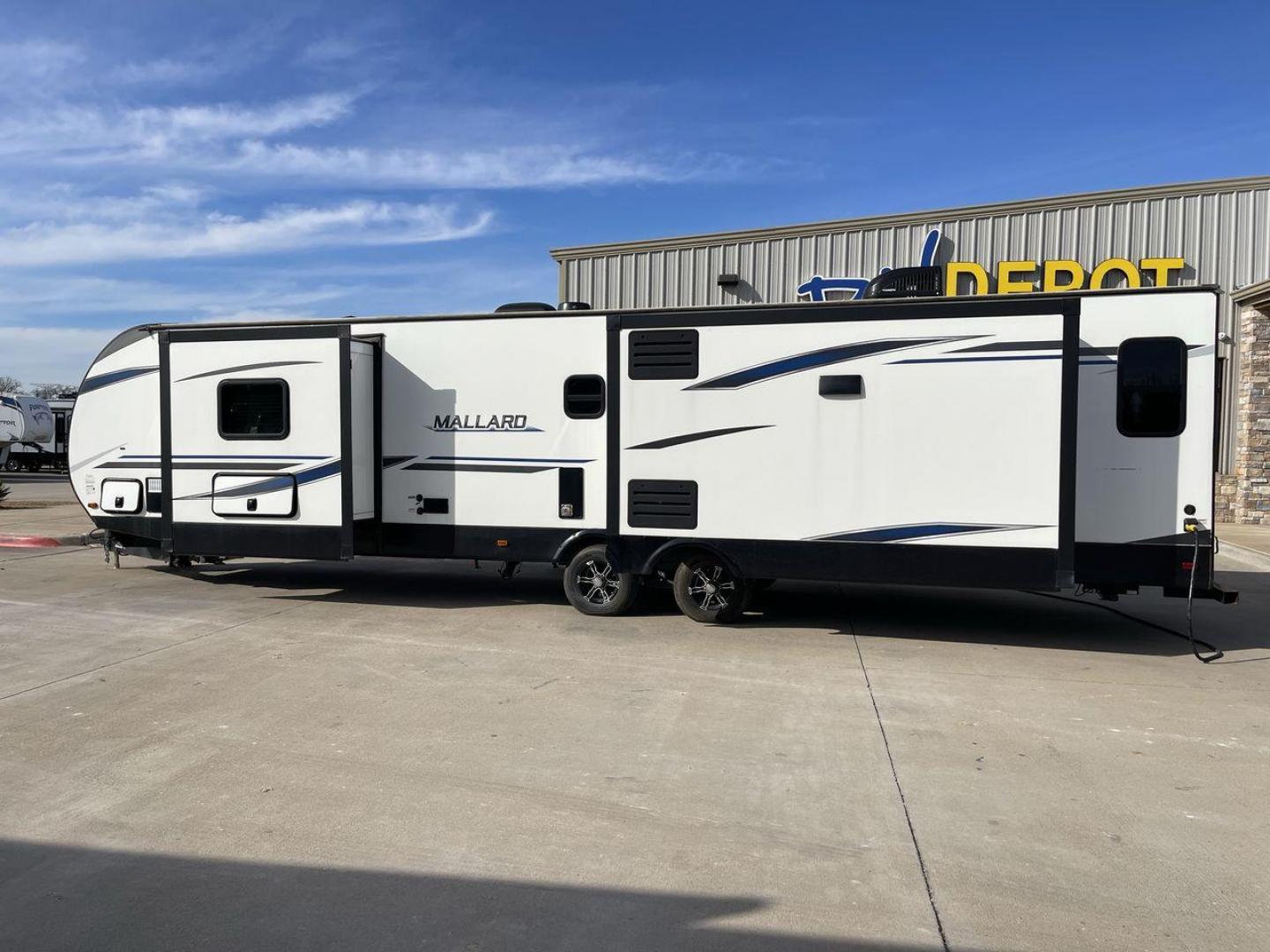 2021 HEARTLAND MALLARD M335 (5SFNB4026ME) , Length: 39.67 ft. | Dry Weight: 8,840 lbs. | Gross Weight: 9,900 lbs. | Slides: 3 transmission, located at 4319 N Main St, Cleburne, TX, 76033, (817) 678-5133, 32.385960, -97.391212 - Photo#24