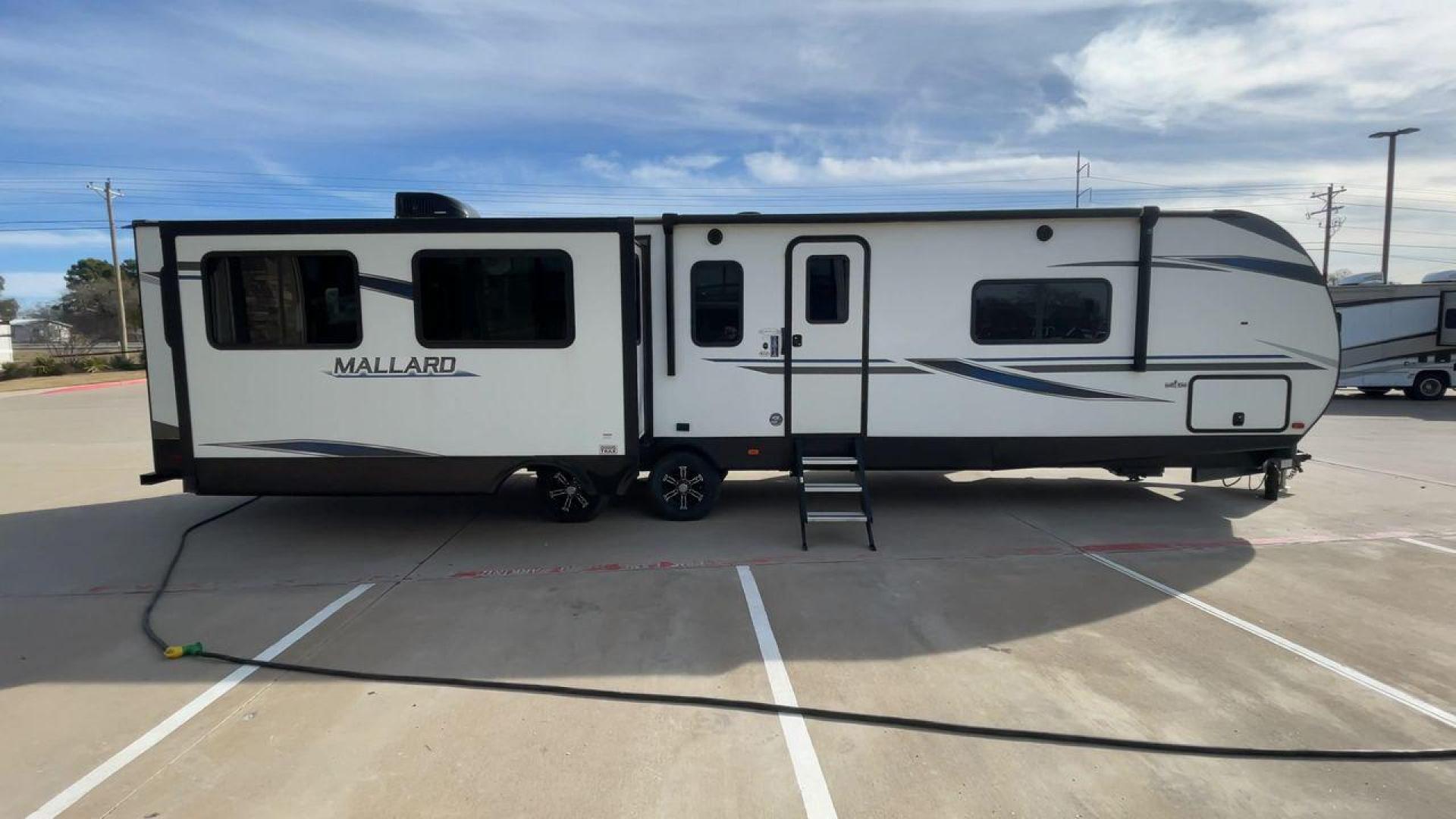 2021 HEARTLAND MALLARD M335 (5SFNB4026ME) , Length: 39.67 ft. | Dry Weight: 8,840 lbs. | Gross Weight: 9,900 lbs. | Slides: 3 transmission, located at 4319 N Main St, Cleburne, TX, 76033, (817) 678-5133, 32.385960, -97.391212 - Photo#2