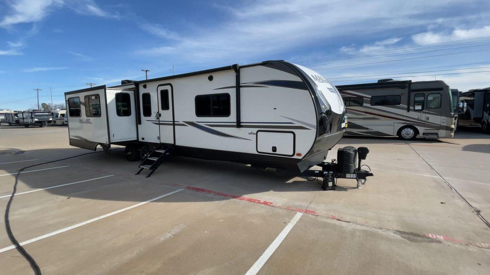 2021 HEARTLAND MALLARD M335 (5SFNB4026ME) , Length: 39.67 ft. | Dry Weight: 8,840 lbs. | Gross Weight: 9,900 lbs. | Slides: 3 transmission, located at 4319 N Main St, Cleburne, TX, 76033, (817) 678-5133, 32.385960, -97.391212 - Photo#3