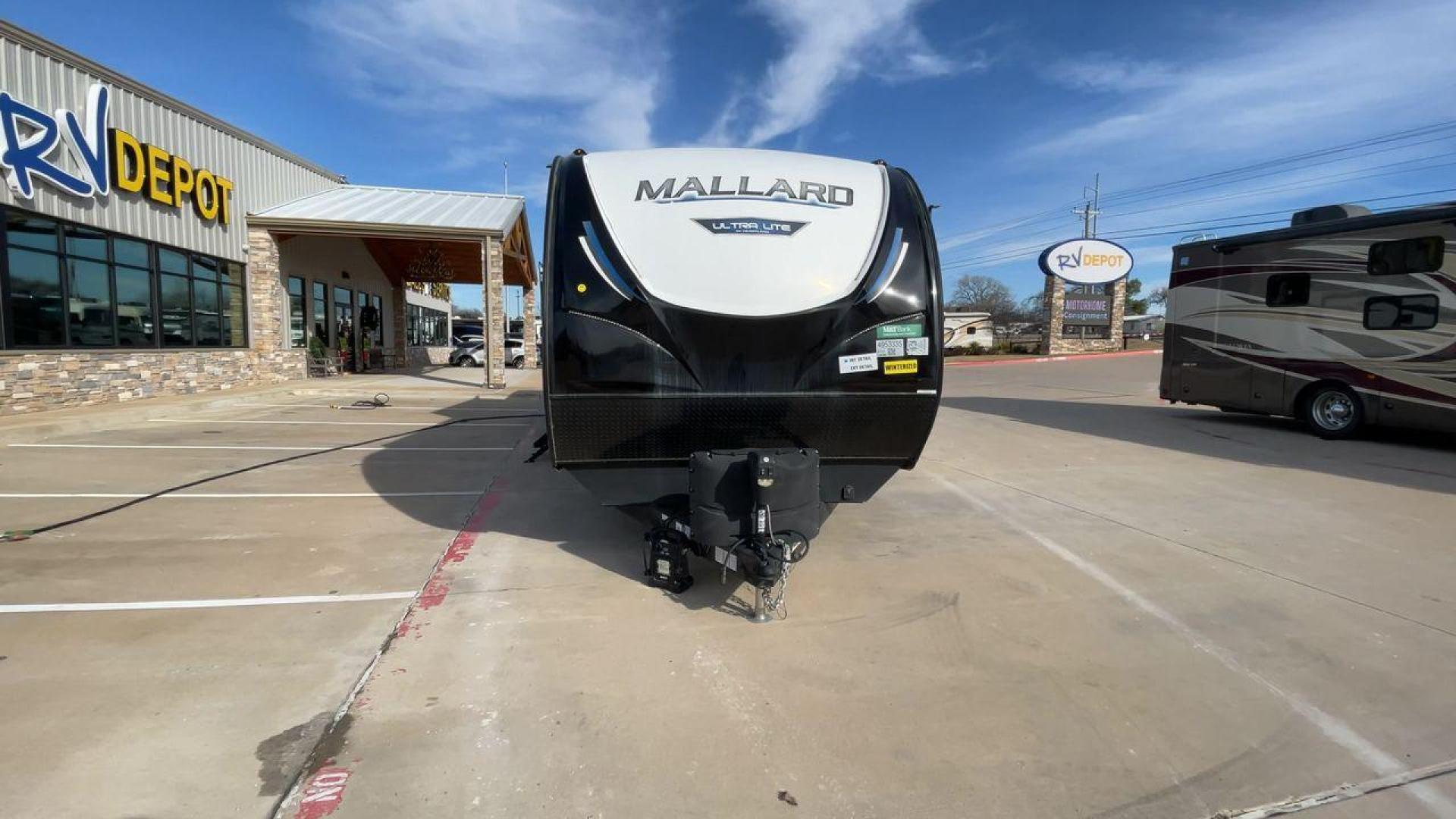 2021 HEARTLAND MALLARD M335 (5SFNB4026ME) , Length: 39.67 ft. | Dry Weight: 8,840 lbs. | Gross Weight: 9,900 lbs. | Slides: 3 transmission, located at 4319 N Main St, Cleburne, TX, 76033, (817) 678-5133, 32.385960, -97.391212 - Photo#4