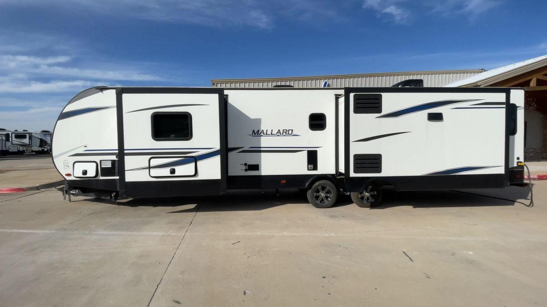 2021 HEARTLAND MALLARD M335 (5SFNB4026ME) , Length: 39.67 ft. | Dry Weight: 8,840 lbs. | Gross Weight: 9,900 lbs. | Slides: 3 transmission, located at 4319 N Main St, Cleburne, TX, 76033, (817) 678-5133, 32.385960, -97.391212 - Photo#6