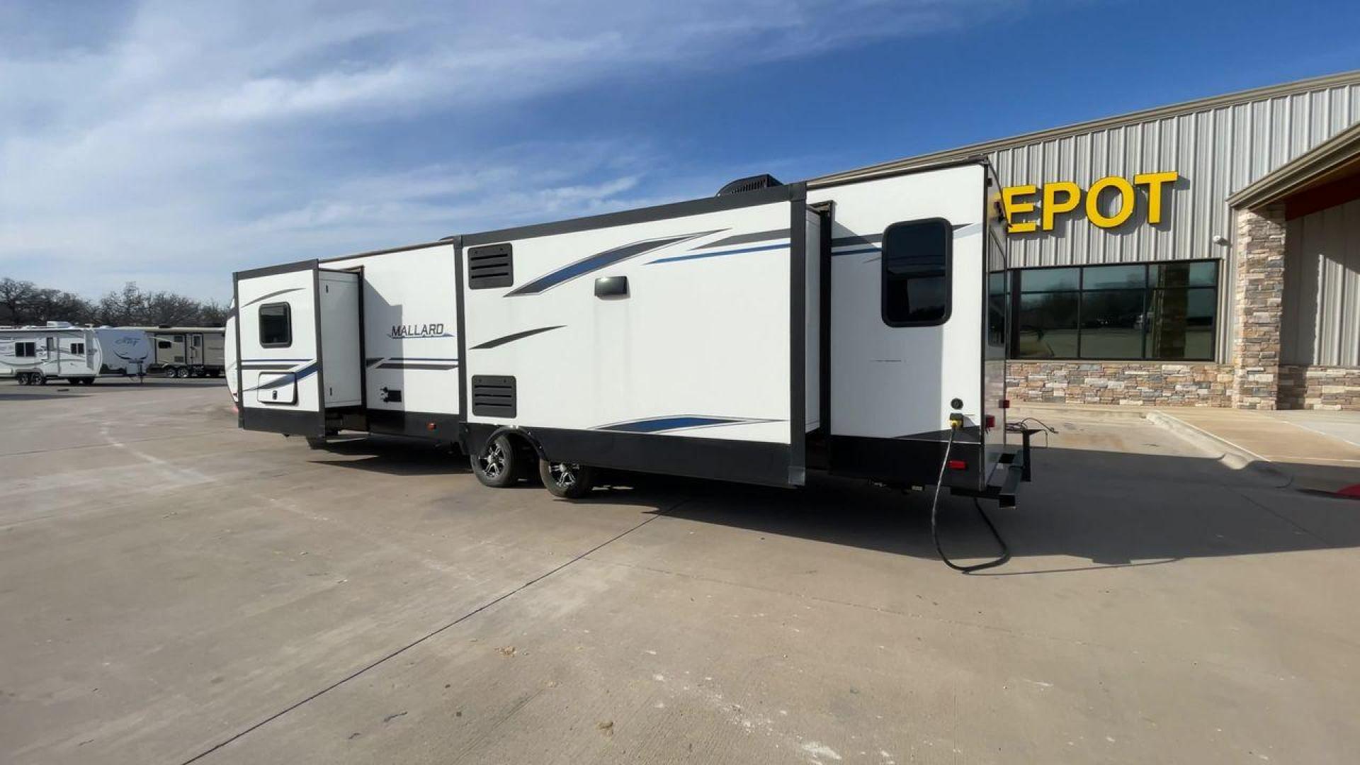 2021 HEARTLAND MALLARD M335 (5SFNB4026ME) , Length: 39.67 ft. | Dry Weight: 8,840 lbs. | Gross Weight: 9,900 lbs. | Slides: 3 transmission, located at 4319 N Main St, Cleburne, TX, 76033, (817) 678-5133, 32.385960, -97.391212 - Photo#7