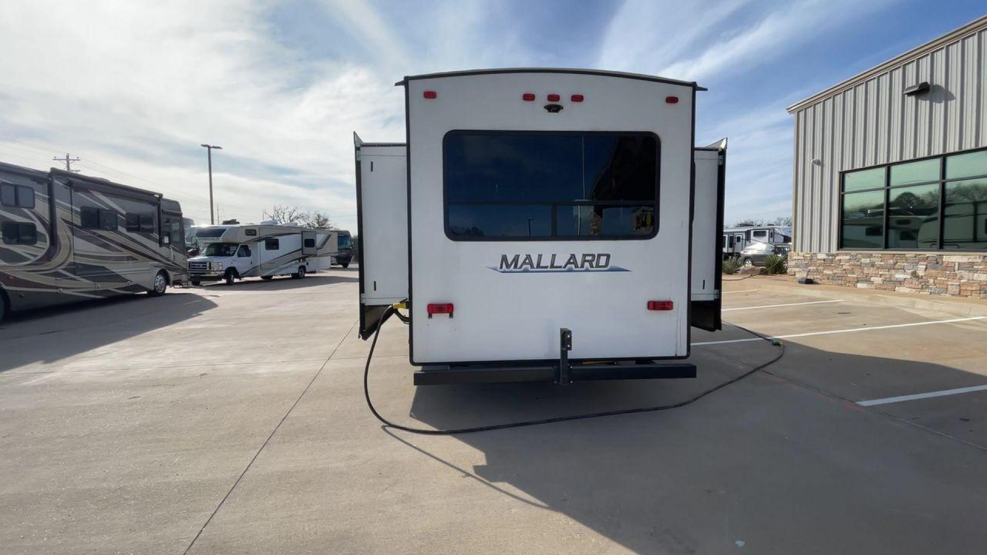 2021 HEARTLAND MALLARD M335 (5SFNB4026ME) , Length: 39.67 ft. | Dry Weight: 8,840 lbs. | Gross Weight: 9,900 lbs. | Slides: 3 transmission, located at 4319 N Main St, Cleburne, TX, 76033, (817) 678-5133, 32.385960, -97.391212 - Photo#8