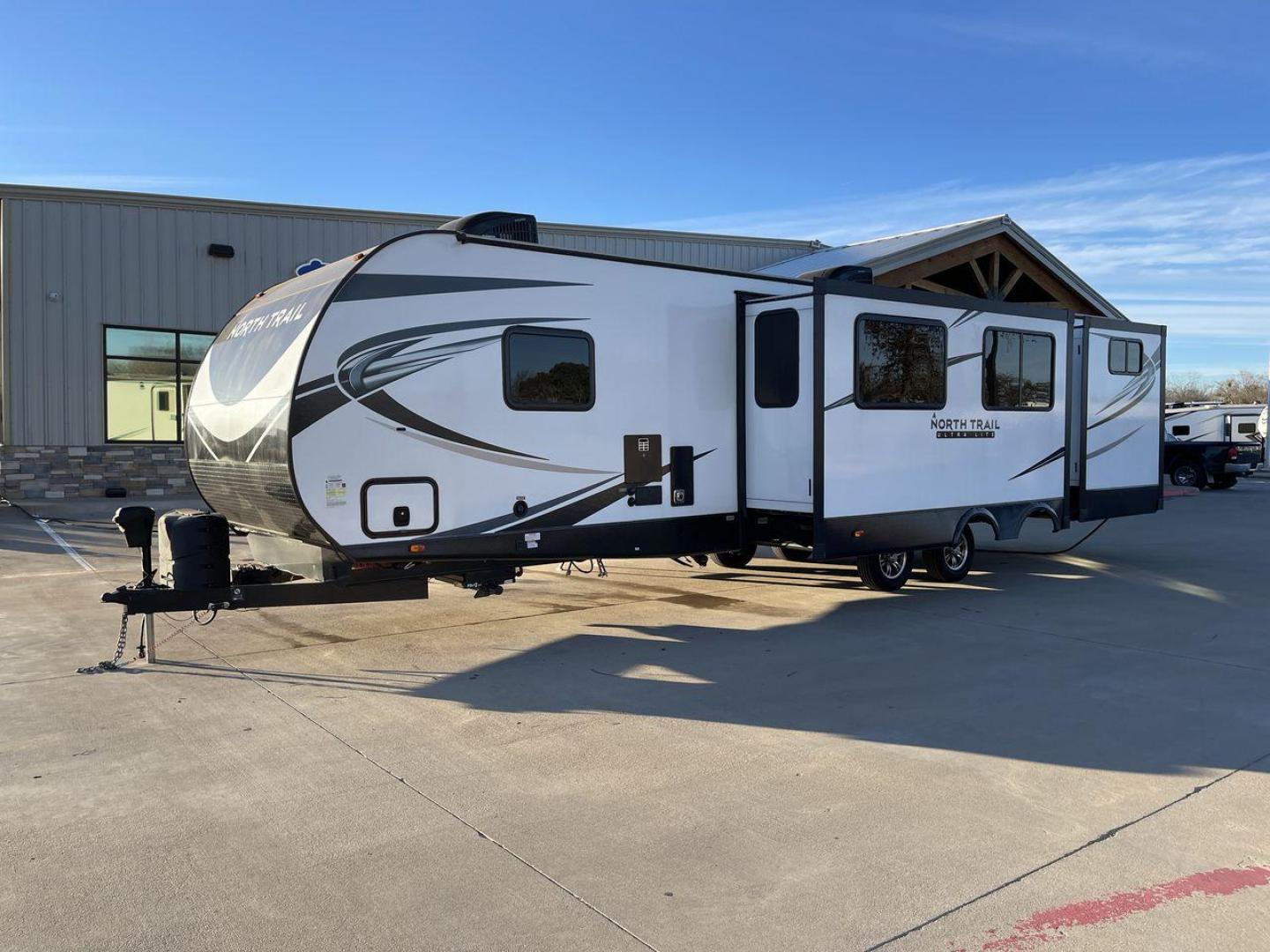 2021 HEARTLAND NORTH TRAIL 33BHDS (5SFNB3827ME) , Length: 37.62 ft | Dry Weight: 8,015 lbs | Gross Weight: 9,600 lbs | Slides: 3 transmission, located at 4319 N Main St, Cleburne, TX, 76033, (817) 678-5133, 32.385960, -97.391212 - The 2021 Heartland North Trail 33BHDS is a family-friendly travel trailer that combines modern amenities with spacious living. This 37-foot model features three slide-outs, providing ample room for the master bedroom with a queen-size bed and dual wardrobes, while the bunkhouse offers a cozy retreat - Photo#22