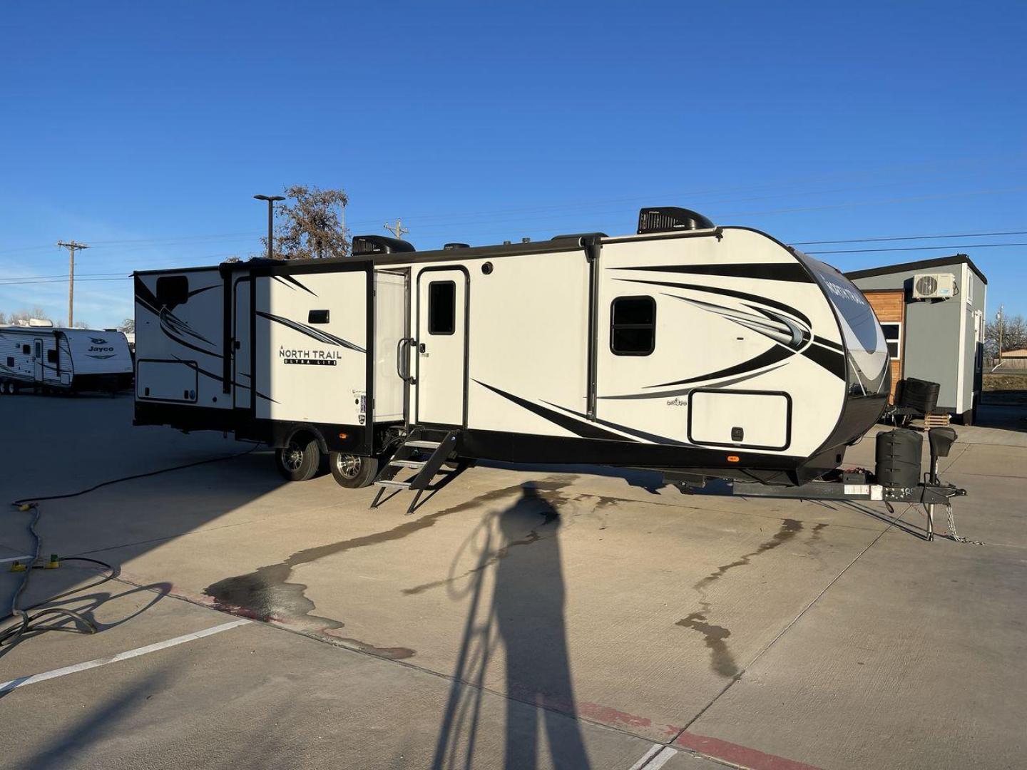 2021 HEARTLAND NORTH TRAIL 33BHDS (5SFNB3827ME) , Length: 37.62 ft | Dry Weight: 8,015 lbs | Gross Weight: 9,600 lbs | Slides: 3 transmission, located at 4319 N Main St, Cleburne, TX, 76033, (817) 678-5133, 32.385960, -97.391212 - The 2021 Heartland North Trail 33BHDS is a family-friendly travel trailer that combines modern amenities with spacious living. This 37-foot model features three slide-outs, providing ample room for the master bedroom with a queen-size bed and dual wardrobes, while the bunkhouse offers a cozy retreat - Photo#23