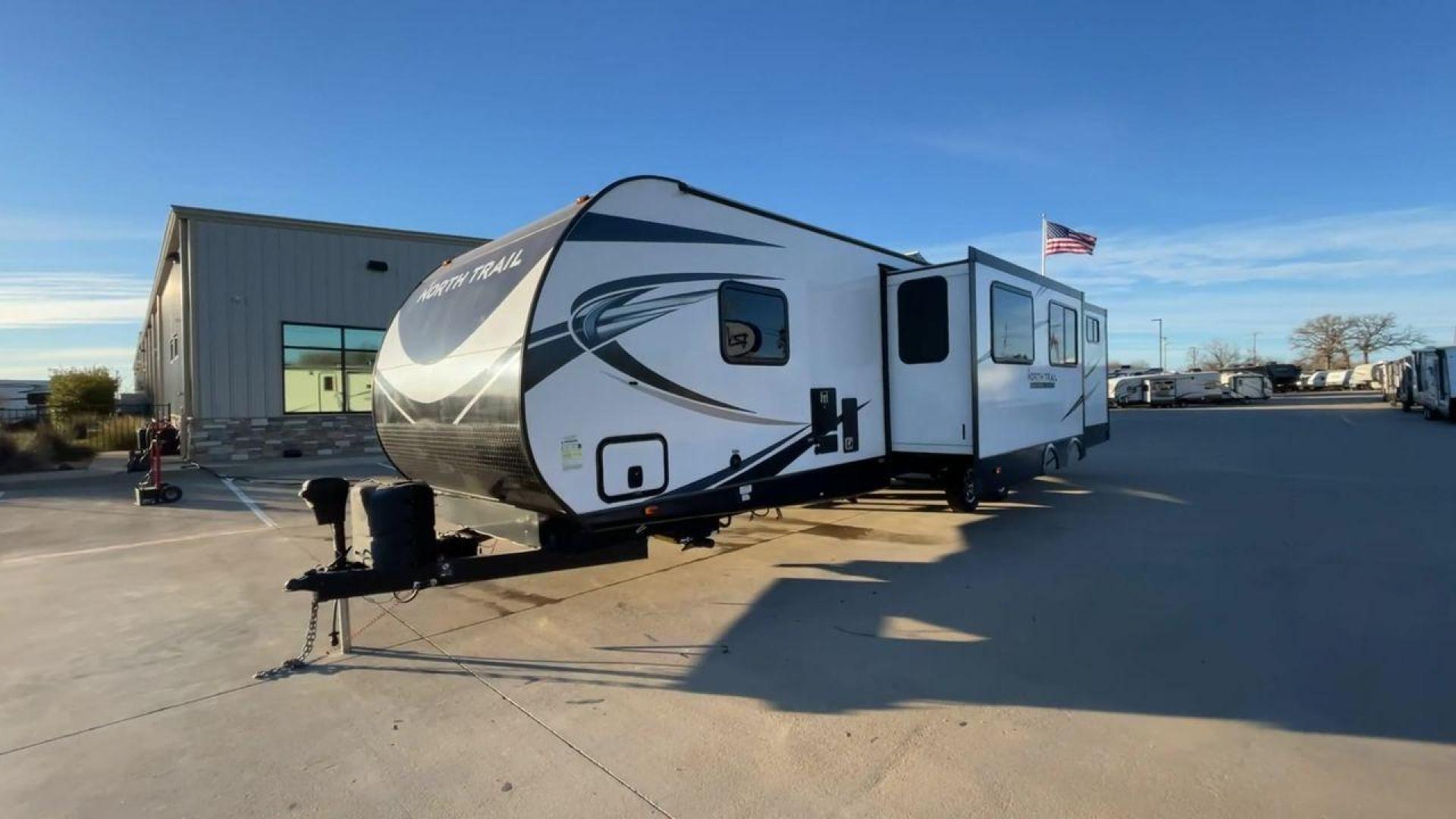 2021 HEARTLAND NORTH TRAIL 33BHDS (5SFNB3827ME) , Length: 37.62 ft | Dry Weight: 8,015 lbs | Gross Weight: 9,600 lbs | Slides: 3 transmission, located at 4319 N Main St, Cleburne, TX, 76033, (817) 678-5133, 32.385960, -97.391212 - The 2021 Heartland North Trail 33BHDS is a family-friendly travel trailer that combines modern amenities with spacious living. This 37-foot model features three slide-outs, providing ample room for the master bedroom with a queen-size bed and dual wardrobes, while the bunkhouse offers a cozy retreat - Photo#5