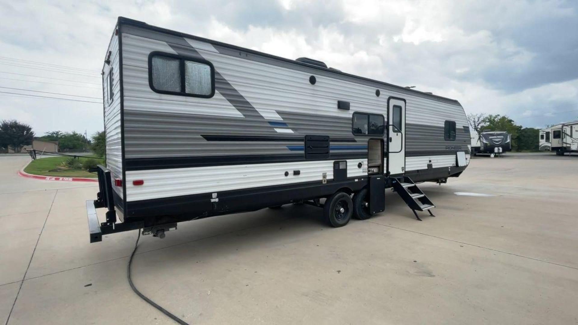 2021 WHITE HEARTLAND PIONEER BH322 (5SFPB3721ME) , Length: 36.92 ft. | Dry Weight: 7,436 lbs. | Gross Weight: 9,000 lbs. | Slides: 1 transmission, located at 4319 N Main St, Cleburne, TX, 76033, (817) 678-5133, 32.385960, -97.391212 - This 2021 Heartland Pioneer BH322 travel trailer measures 36.92 ft in length, 8.04 ft in width, 11.33 ft in height, and 6.67 ft interior height. This unit is easily towable with only 7,436 lbs dry weight with a payload capacity of 1,548 lbs. The unit has a GVWR of 9,000 lbs and a hitch weight of 788 - Photo#1