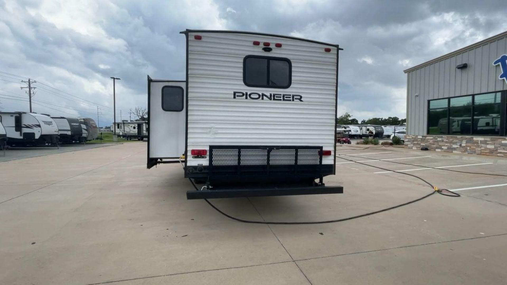 2021 WHITE HEARTLAND PIONEER BH322 (5SFPB3721ME) , Length: 36.92 ft. | Dry Weight: 7,436 lbs. | Gross Weight: 9,000 lbs. | Slides: 1 transmission, located at 4319 N Main St, Cleburne, TX, 76033, (817) 678-5133, 32.385960, -97.391212 - This 2021 Heartland Pioneer BH322 travel trailer measures 36.92 ft in length, 8.04 ft in width, 11.33 ft in height, and 6.67 ft interior height. This unit is easily towable with only 7,436 lbs dry weight with a payload capacity of 1,548 lbs. The unit has a GVWR of 9,000 lbs and a hitch weight of 788 - Photo#8