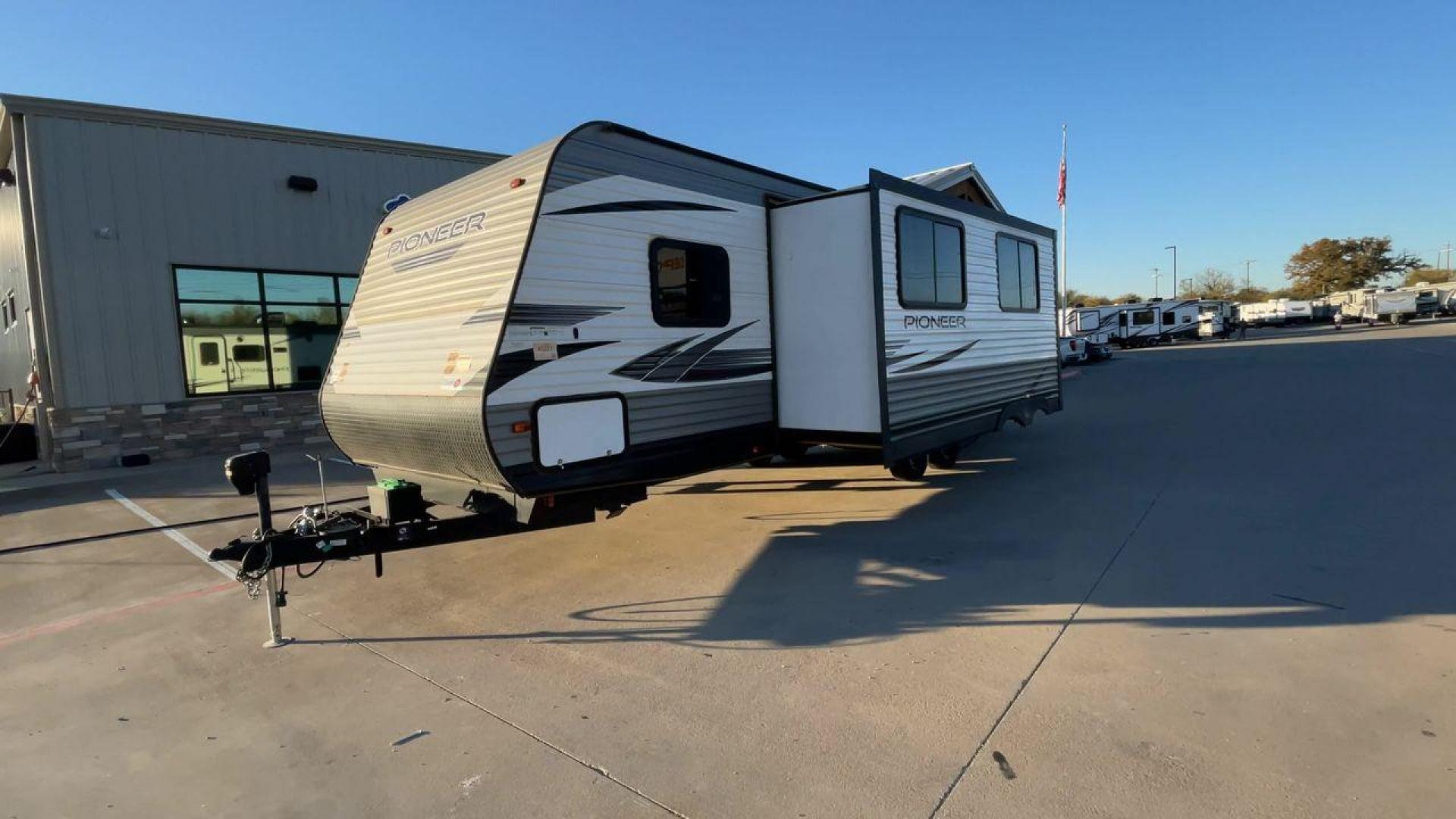 2021 HEARTLAND PIONEER QB300 (5SFPB3525ME) , Length: 35 ft. | Dry Weight: 6,896 lbs. | Gross Weight: 9,000 lbs. | Slides: 1 transmission, located at 4319 N Main St, Cleburne, TX, 76033, (817) 678-5133, 32.385960, -97.391212 - The 2021 Heartland Pioneer QB300 is a spacious and well-equipped travel trailer, perfect for family adventures. With a length of 35 feet, this model provides ample living space while maintaining a dry weight of 6,896 lbs. and a gross weight of 9,000 lbs. It includes 1 slide-out, optimizing interior - Photo#5