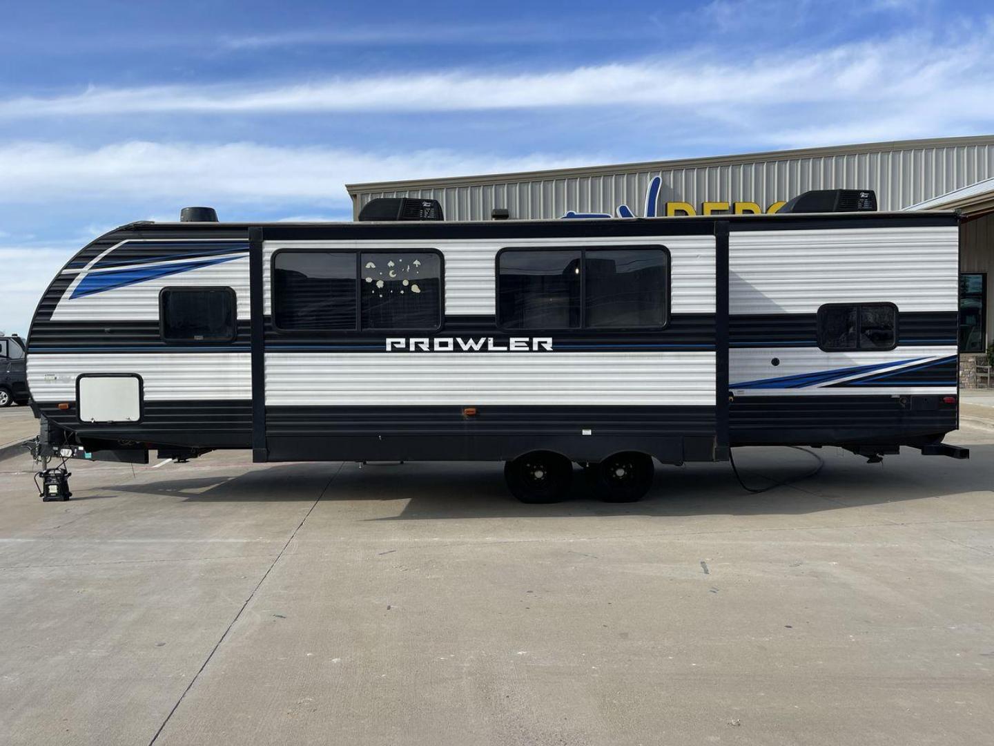 2021 HEARTLAND PROWLER 300BH (5SFPB3522ME) , Length: 33.92 ft. | Dry Weight: 6,785 lbs. | Gross Weight: 9,000 lbs. | Slides: 1 transmission, located at 4319 N Main St, Cleburne, TX, 76033, (817) 678-5133, 32.385960, -97.391212 - Photo#23