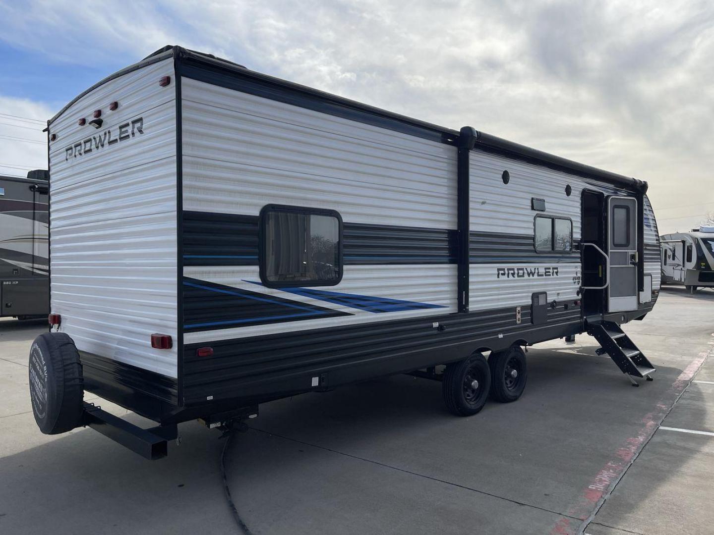 2021 HEARTLAND PROWLER 300BH (5SFPB3522ME) , Length: 33.92 ft. | Dry Weight: 6,785 lbs. | Gross Weight: 9,000 lbs. | Slides: 1 transmission, located at 4319 N Main St, Cleburne, TX, 76033, (817) 678-5133, 32.385960, -97.391212 - Photo#24