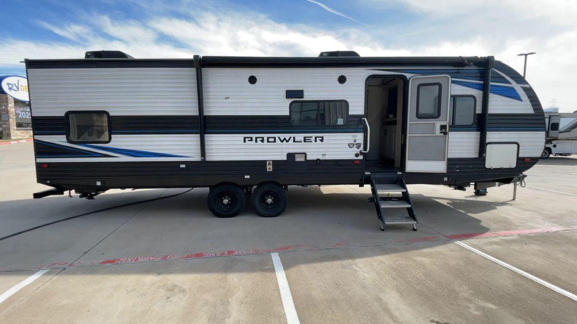 2021 HEARTLAND PROWLER 300BH (5SFPB3522ME) , Length: 33.92 ft. | Dry Weight: 6,785 lbs. | Gross Weight: 9,000 lbs. | Slides: 1 transmission, located at 4319 N Main St, Cleburne, TX, 76033, (817) 678-5133, 32.385960, -97.391212 - The 2021 Heartland Prowler 300BH boasts a sleek and modern design. The front features a black, aerodynamic nose cap adorned with a bold Prowler logo and a subtle graphic of a prowling animal. The sidewalls are finished in a crisp white with contrasting black and blue accents that run the length of t - Photo#2