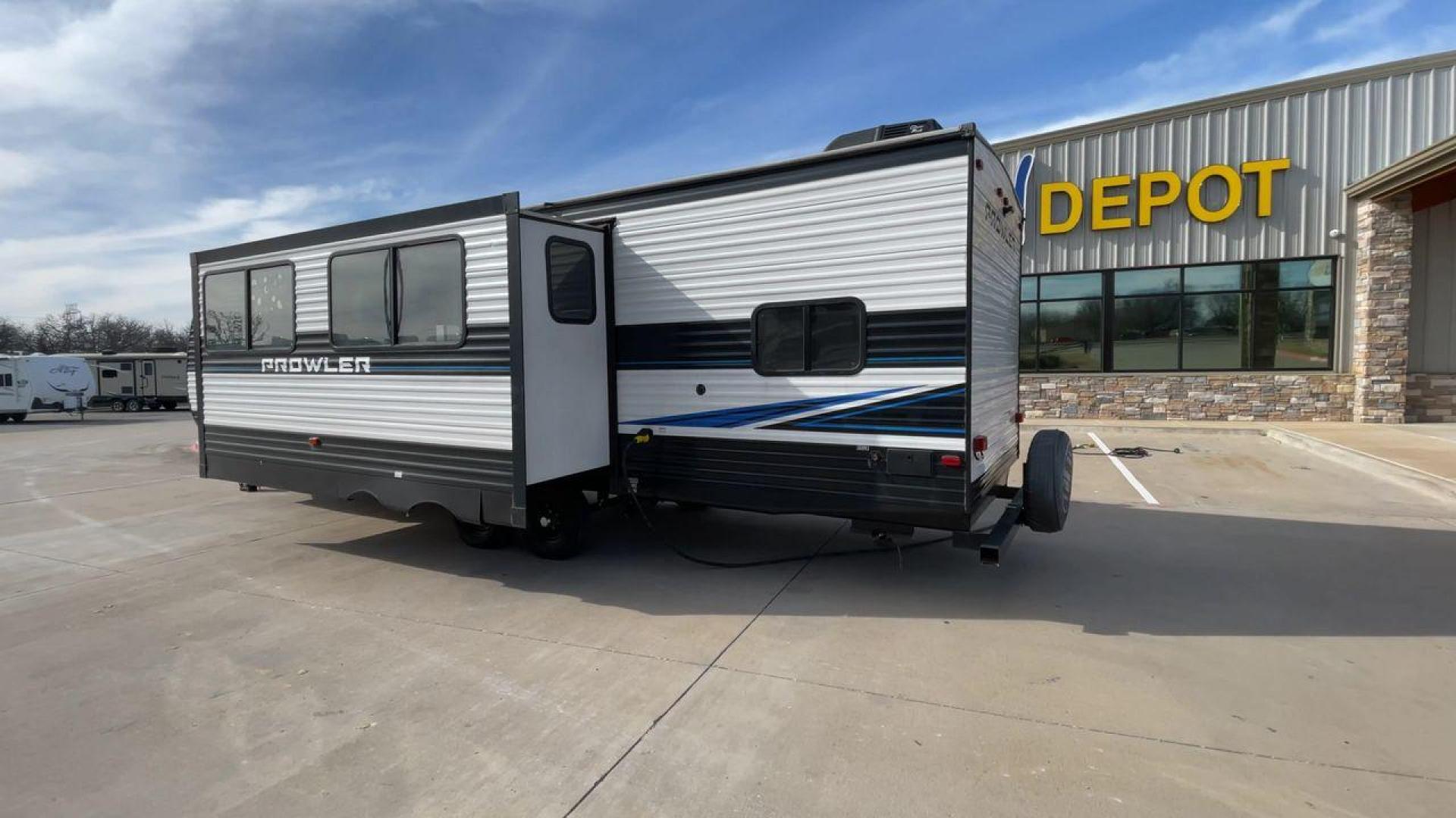 2021 HEARTLAND PROWLER 300BH (5SFPB3522ME) , Length: 33.92 ft. | Dry Weight: 6,785 lbs. | Gross Weight: 9,000 lbs. | Slides: 1 transmission, located at 4319 N Main St, Cleburne, TX, 76033, (817) 678-5133, 32.385960, -97.391212 - Photo#7