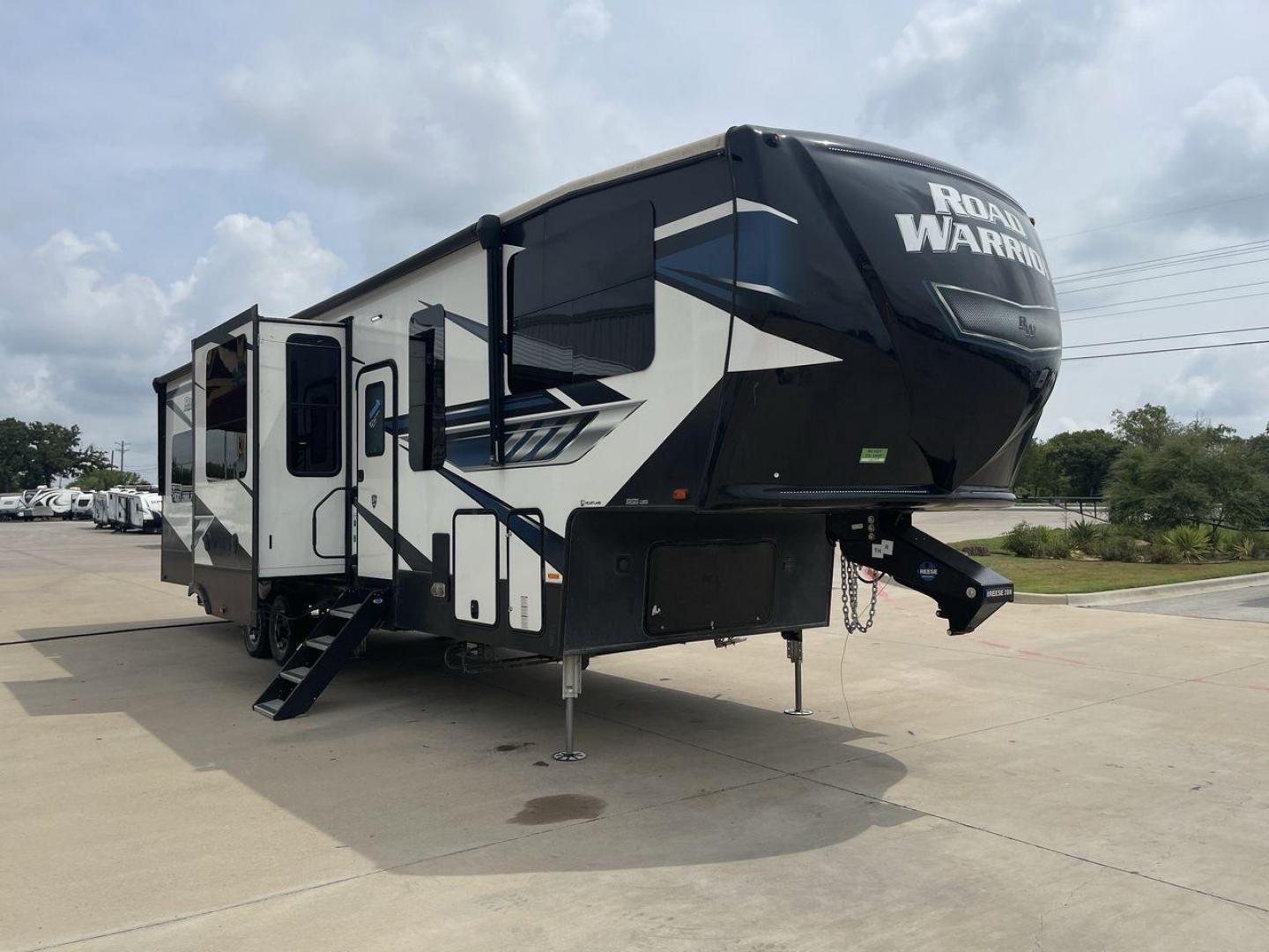 2021 HEARTLAND ROAD WARRIOR 351 (5SFCG4128ME) , Length: 41.5 ft. | Dry Weight: 14,530 lbs. | Gross Weight: 17,250 lbs. | Slides: 3 transmission, located at 4319 N Main St, Cleburne, TX, 76033, (817) 678-5133, 32.385960, -97.391212 - The 2021 Heartland Road Warrior 351 is a stunning and spacious toy hauler that combines luxury and practicality for adventurers. With an impressive length of 41.5 feet, it offers ample space for both relaxation and adventure. The unit features three slides, maximizing the living area for comfort. In - Photo#23