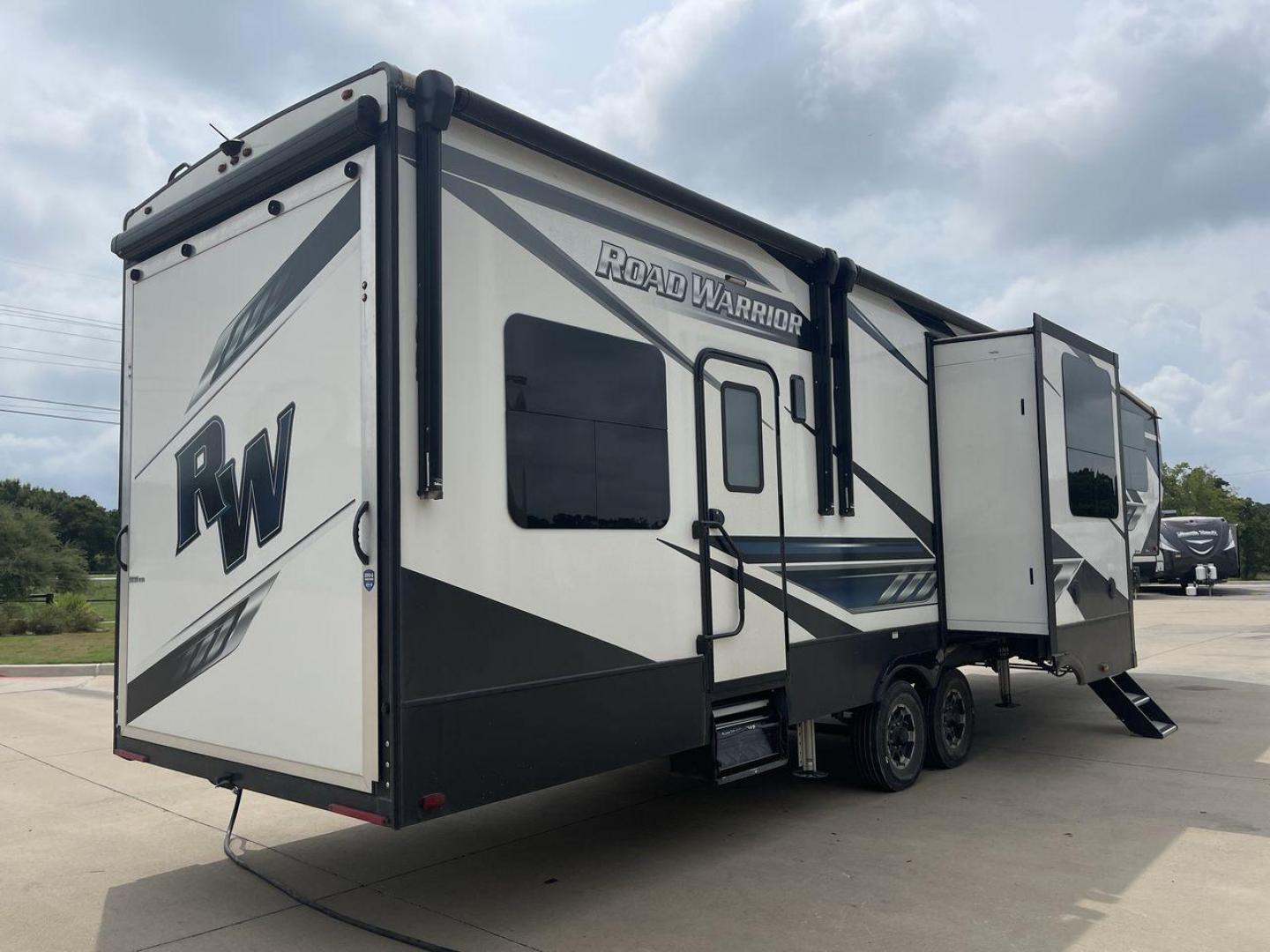 2021 HEARTLAND ROAD WARRIOR 351 (5SFCG4128ME) , Length: 41.5 ft. | Dry Weight: 14,530 lbs. | Gross Weight: 17,250 lbs. | Slides: 3 transmission, located at 4319 N Main St, Cleburne, TX, 76033, (817) 678-5133, 32.385960, -97.391212 - The 2021 Heartland Road Warrior 351 is a stunning and spacious toy hauler that combines luxury and practicality for adventurers. With an impressive length of 41.5 feet, it offers ample space for both relaxation and adventure. The unit features three slides, maximizing the living area for comfort. In - Photo#25