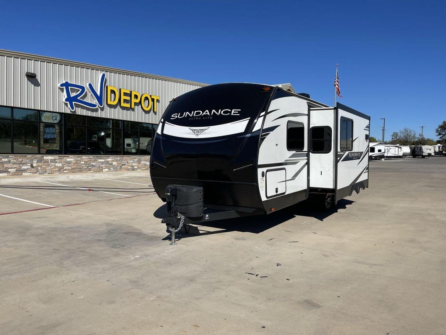 2021 HEARTLAND SUNDANCE 231ML (5SFSB2726ME) , Length: 26.92 ft. | Dry Weight: 5,090 lbs | Gross Weight: 7,532 lbs | Slides: 1 transmission, located at 4319 N Main St, Cleburne, TX, 76033, (817) 678-5133, 32.385960, -97.391212 - Photo#0