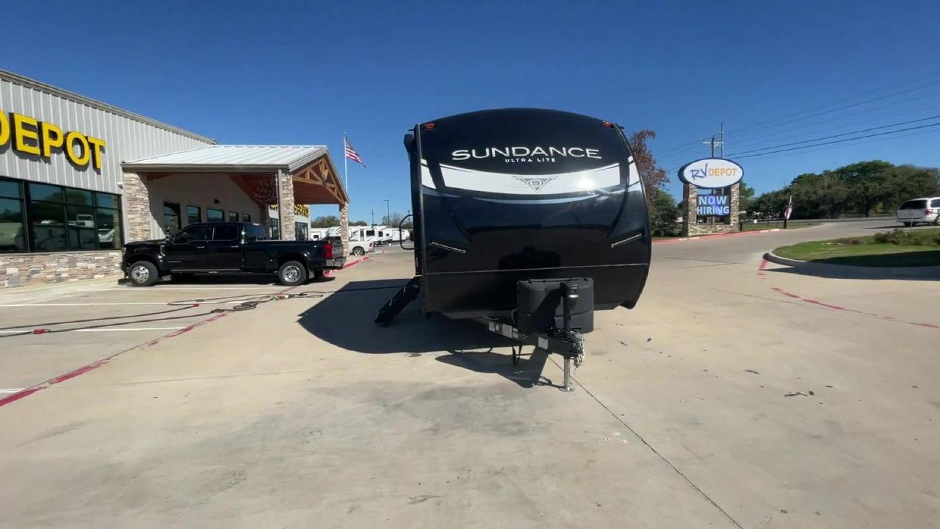 2021 HEARTLAND SUNDANCE 231ML (5SFSB2726ME) , Length: 26.92 ft. | Dry Weight: 5,090 lbs | Gross Weight: 7,532 lbs | Slides: 1 transmission, located at 4319 N Main St, Cleburne, TX, 76033, (817) 678-5133, 32.385960, -97.391212 - Photo#4