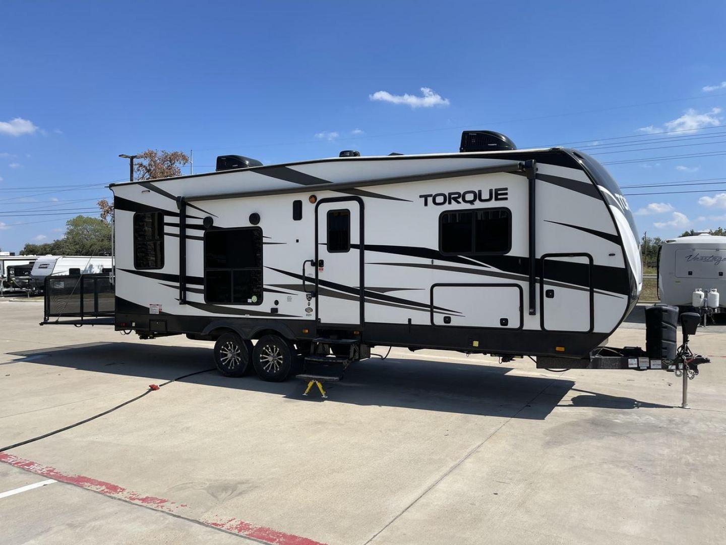 2021 HEARTLAND TORQUE 274 (5SFCB312XME) , Length: 30.92 ft | Dry Weight: 8,000 lbs. lbs | Gross Weight: 12,800 lbs | Slides: 1 transmission, located at 4319 N Main St, Cleburne, TX, 76033, (817) 678-5133, 32.385960, -97.391212 - Here are several reasons to buy this RV: (1) It features Azdel-laminate sidewalls. These are resistant walls that will increase the life of your RV. (2) Swift space work station for quick, convenient pull-out dresser work station (3) Smooth ride suspension. This includes e-rated tires, EZ Flex su - Photo#0