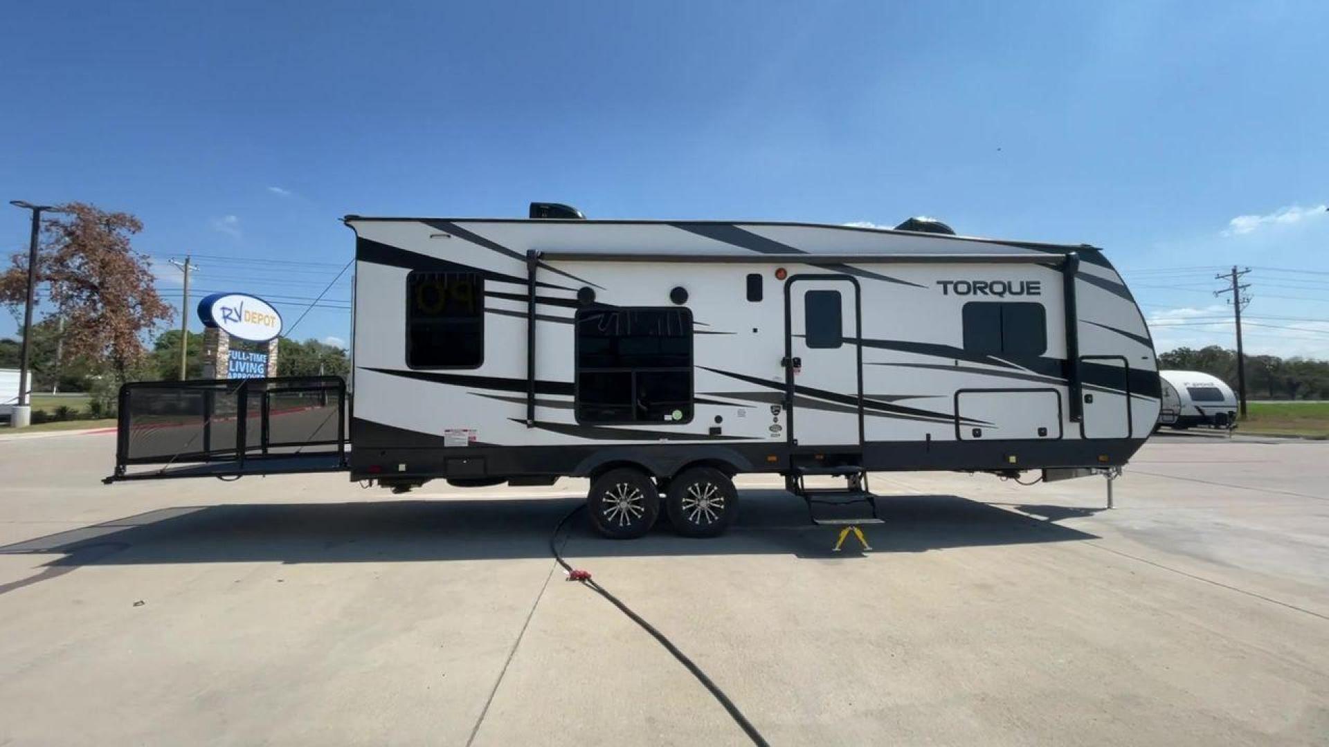 2021 HEARTLAND TORQUE 274 (5SFCB312XME) , Length: 30.92 ft | Dry Weight: 8,000 lbs. lbs | Gross Weight: 12,800 lbs | Slides: 1 transmission, located at 4319 N Main St, Cleburne, TX, 76033, (817) 678-5133, 32.385960, -97.391212 - Here are several reasons to buy this RV: (1) It features Azdel-laminate sidewalls. These are resistant walls that will increase the life of your RV. (2) Swift space work station for quick, convenient pull-out dresser work station (3) Smooth ride suspension. This includes e-rated tires, EZ Flex su - Photo#2