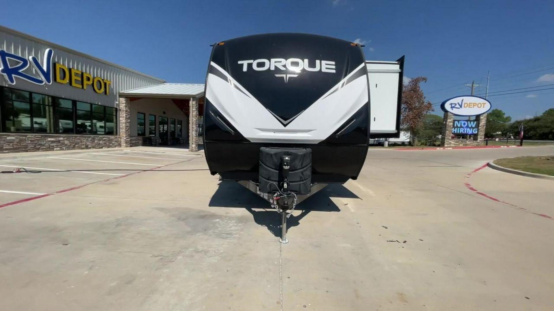 2021 HEARTLAND TORQUE 274 (5SFCB312XME) , Length: 30.92 ft | Dry Weight: 8,000 lbs. lbs | Gross Weight: 12,800 lbs | Slides: 1 transmission, located at 4319 N Main St, Cleburne, TX, 76033, (817) 678-5133, 32.385960, -97.391212 - Here are several reasons to buy this RV: (1) It features Azdel-laminate sidewalls. These are resistant walls that will increase the life of your RV. (2) Swift space work station for quick, convenient pull-out dresser work station (3) Smooth ride suspension. This includes e-rated tires, EZ Flex su - Photo#4