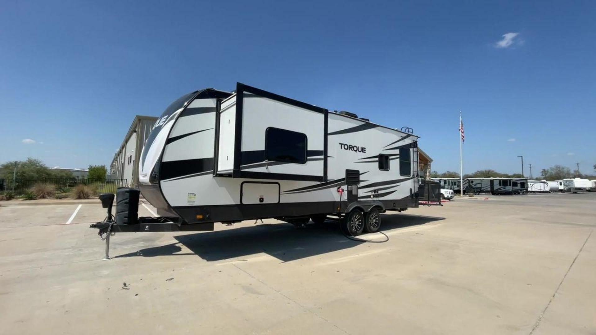 2021 HEARTLAND TORQUE 274 (5SFCB312XME) , Length: 30.92 ft | Dry Weight: 8,000 lbs. lbs | Gross Weight: 12,800 lbs | Slides: 1 transmission, located at 4319 N Main St, Cleburne, TX, 76033, (817) 678-5133, 32.385960, -97.391212 - Here are several reasons to buy this RV: (1) It features Azdel-laminate sidewalls. These are resistant walls that will increase the life of your RV. (2) Swift space work station for quick, convenient pull-out dresser work station (3) Smooth ride suspension. This includes e-rated tires, EZ Flex su - Photo#5