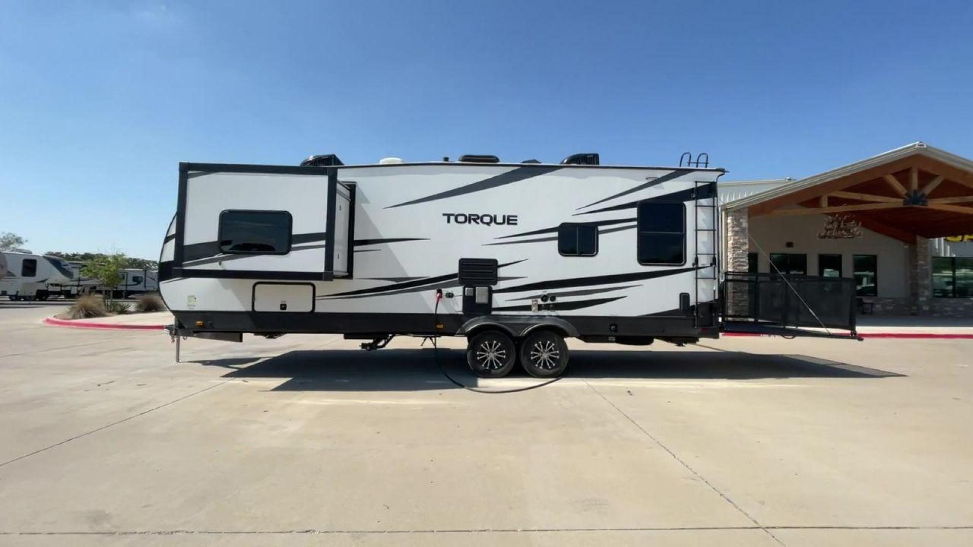 2021 HEARTLAND TORQUE 274 (5SFCB312XME) , Length: 30.92 ft | Dry Weight: 8,000 lbs. lbs | Gross Weight: 12,800 lbs | Slides: 1 transmission, located at 4319 N Main St, Cleburne, TX, 76033, (817) 678-5133, 32.385960, -97.391212 - Here are several reasons to buy this RV: (1) It features Azdel-laminate sidewalls. These are resistant walls that will increase the life of your RV. (2) Swift space work station for quick, convenient pull-out dresser work station (3) Smooth ride suspension. This includes e-rated tires, EZ Flex su - Photo#6