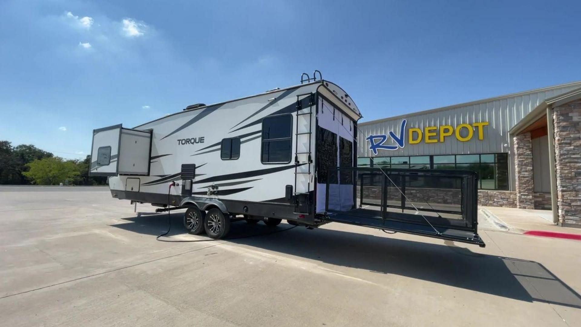 2021 HEARTLAND TORQUE 274 (5SFCB312XME) , Length: 30.92 ft | Dry Weight: 8,000 lbs. lbs | Gross Weight: 12,800 lbs | Slides: 1 transmission, located at 4319 N Main St, Cleburne, TX, 76033, (817) 678-5133, 32.385960, -97.391212 - Here are several reasons to buy this RV: (1) It features Azdel-laminate sidewalls. These are resistant walls that will increase the life of your RV. (2) Swift space work station for quick, convenient pull-out dresser work station (3) Smooth ride suspension. This includes e-rated tires, EZ Flex su - Photo#7