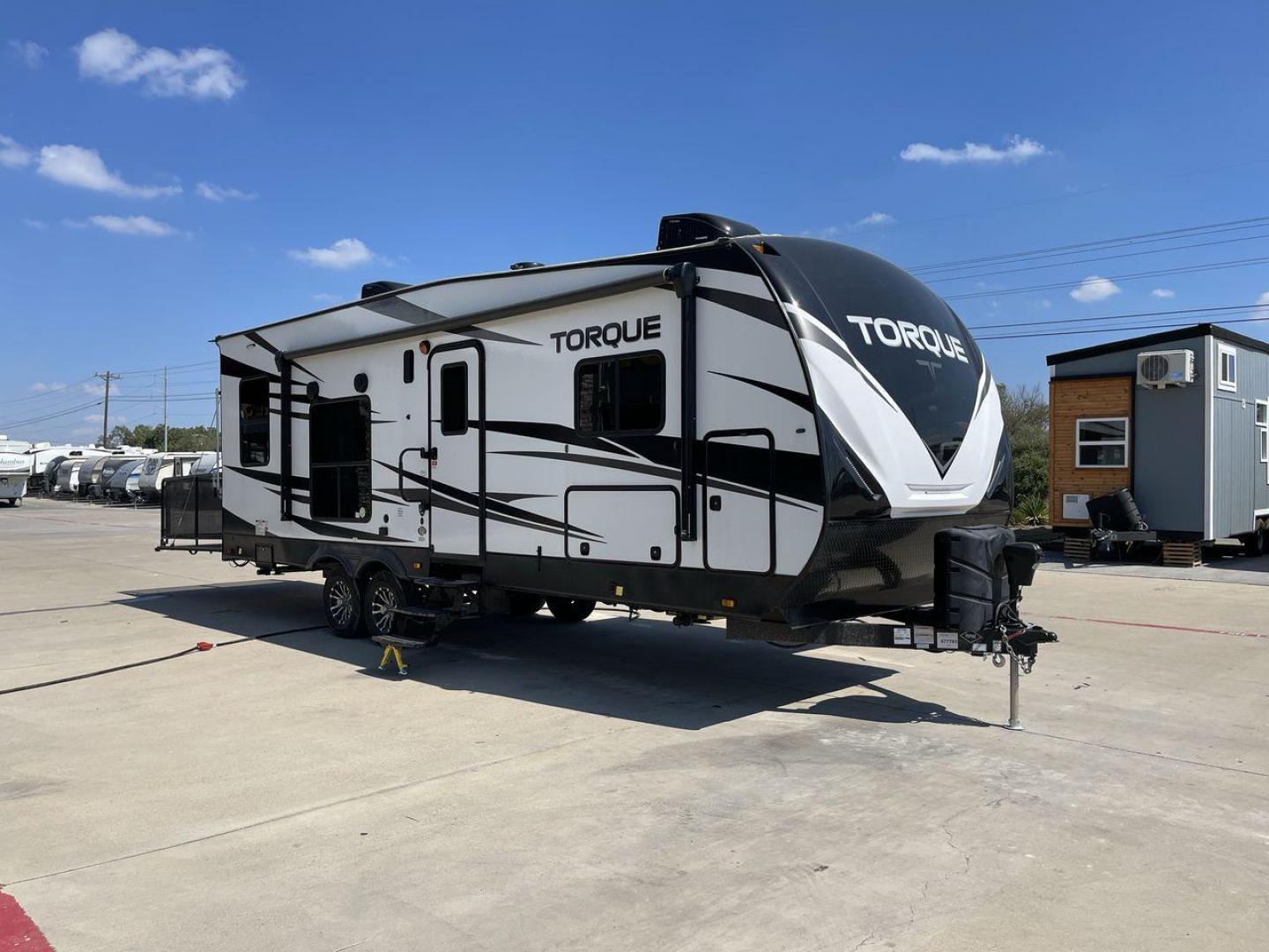 2021 HEARTLAND TORQUE 274 (5SFCB312XME) , Length: 30.92 ft | Dry Weight: 8,000 lbs. lbs | Gross Weight: 12,800 lbs | Slides: 1 transmission, located at 4319 N Main St, Cleburne, TX, 76033, (817) 678-5133, 32.385960, -97.391212 - Here are several reasons to buy this RV: (1) It features Azdel-laminate sidewalls. These are resistant walls that will increase the life of your RV. (2) Swift space work station for quick, convenient pull-out dresser work station (3) Smooth ride suspension. This includes e-rated tires, EZ Flex su - Photo#22