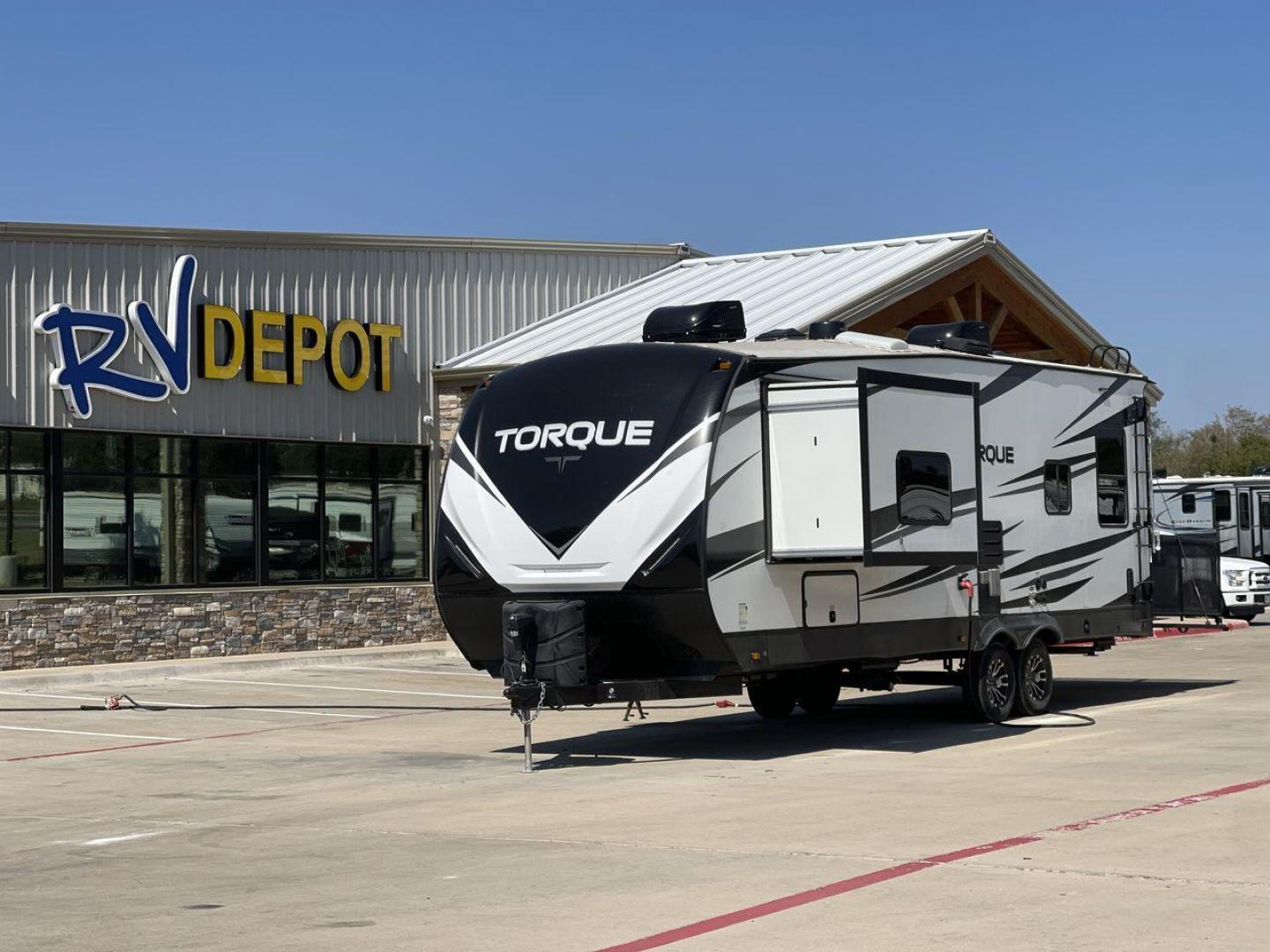 2021 HEARTLAND TORQUE 274 (5SFCB312XME) , Length: 30.92 ft | Dry Weight: 8,000 lbs. lbs | Gross Weight: 12,800 lbs | Slides: 1 transmission, located at 4319 N Main St, Cleburne, TX, 76033, (817) 678-5133, 32.385960, -97.391212 - Here are several reasons to buy this RV: (1) It features Azdel-laminate sidewalls. These are resistant walls that will increase the life of your RV. (2) Swift space work station for quick, convenient pull-out dresser work station (3) Smooth ride suspension. This includes e-rated tires, EZ Flex su - Photo#23