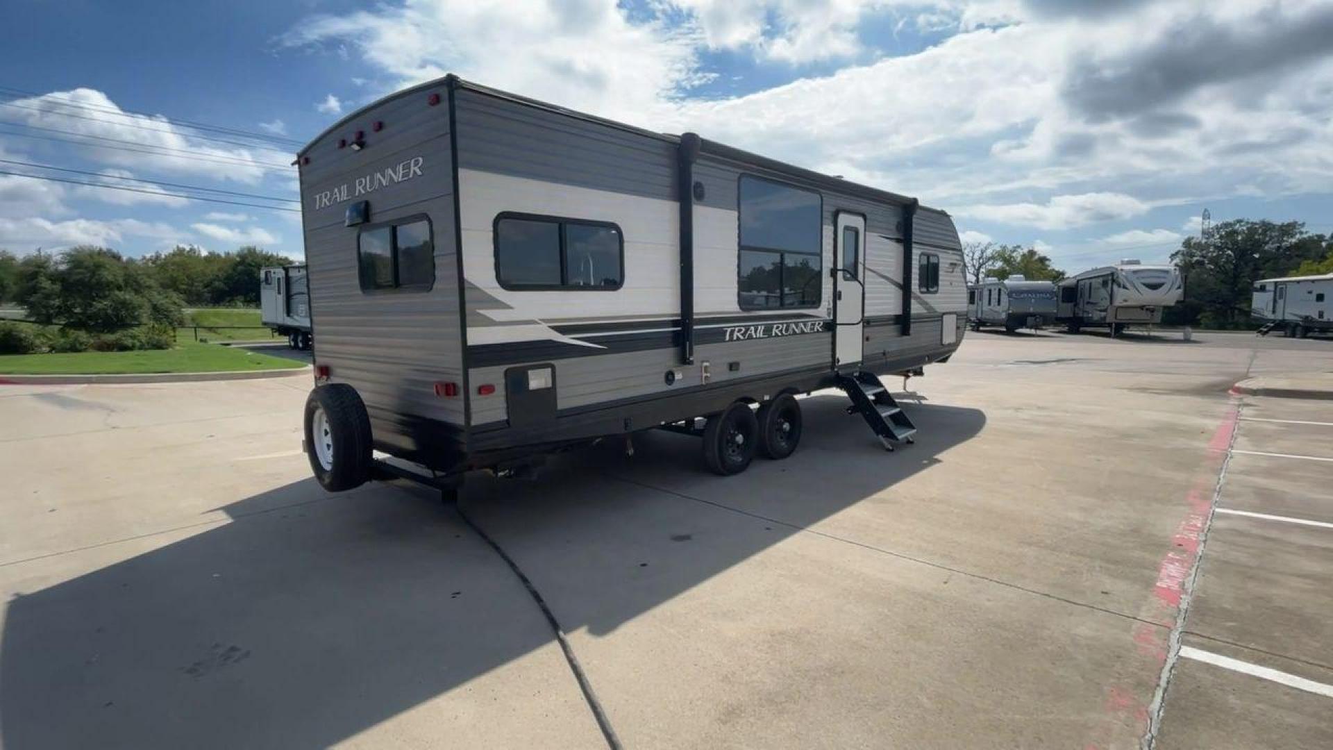 2021 HEARTLAND TRAIL RUNNER 27RKS (5SFEB3423ME) , Length: 32.1 ft. | Dry Weight: 6,392 lbs | Gross Weight: 9,574 lbs | Slides: 1 transmission, located at 4319 N Main St, Cleburne, TX, 76033, (817) 678-5133, 32.385960, -97.391212 - The 2021 Heartland Trail Runner 27RKS has a modern design with a length of 32.1 feet. The exterior is outfitted in a combination of silver, gray, and black, with sharp geometric accents that give it a sporty appearance. The front cap features a sloped, aerodynamic shape with Trail Runner branding. T - Photo#0