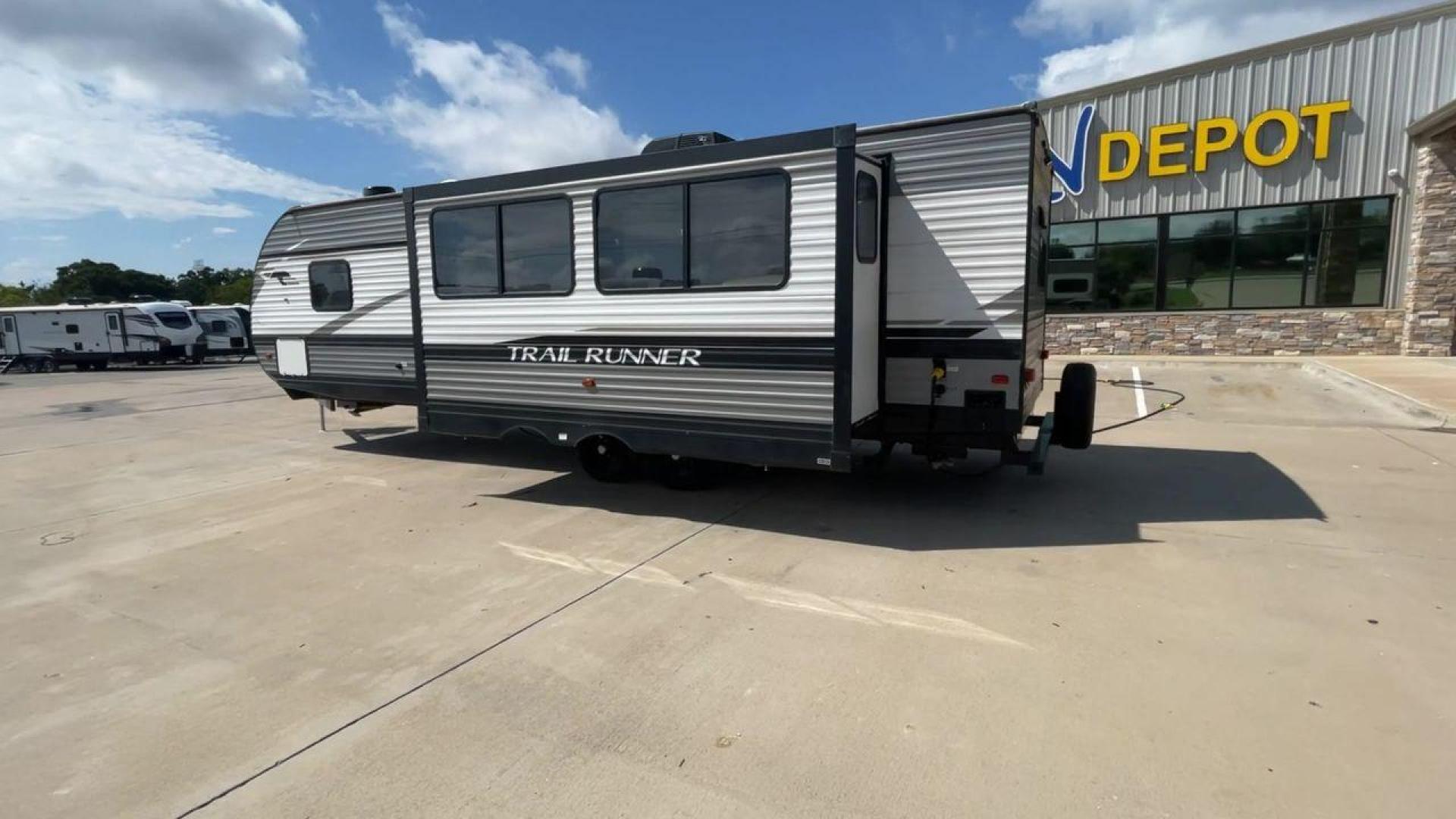 2021 HEARTLAND TRAIL RUNNER 27RKS (5SFEB3423ME) , Length: 32.1 ft. | Dry Weight: 6,392 lbs | Gross Weight: 9,574 lbs | Slides: 1 transmission, located at 4319 N Main St, Cleburne, TX, 76033, (817) 678-5133, 32.385960, -97.391212 - The 2021 Heartland Trail Runner 27RKS has a modern design with a length of 32.1 feet. The exterior is outfitted in a combination of silver, gray, and black, with sharp geometric accents that give it a sporty appearance. The front cap features a sloped, aerodynamic shape with Trail Runner branding. T - Photo#6