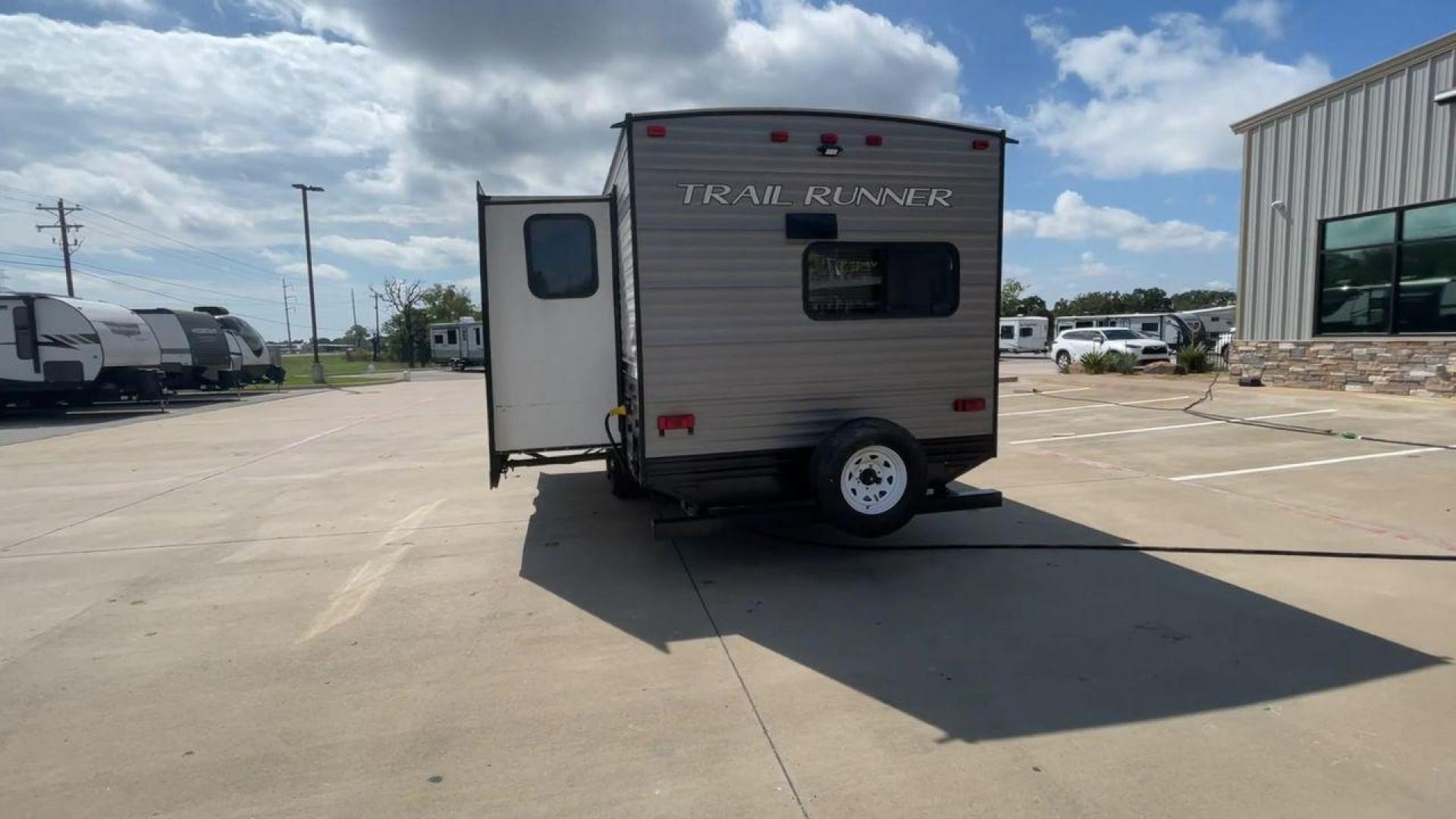 2021 HEARTLAND TRAIL RUNNER 27RKS (5SFEB3423ME) , Length: 32.1 ft. | Dry Weight: 6,392 lbs | Gross Weight: 9,574 lbs | Slides: 1 transmission, located at 4319 N Main St, Cleburne, TX, 76033, (817) 678-5133, 32.385960, -97.391212 - The 2021 Heartland Trail Runner 27RKS has a modern design with a length of 32.1 feet. The exterior is outfitted in a combination of silver, gray, and black, with sharp geometric accents that give it a sporty appearance. The front cap features a sloped, aerodynamic shape with Trail Runner branding. T - Photo#7