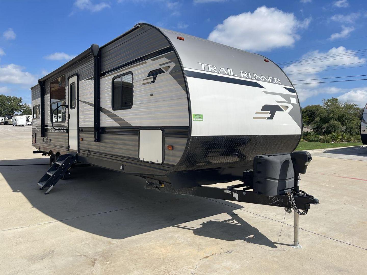 2021 HEARTLAND TRAIL RUNNER 27RKS (5SFEB3423ME) , Length: 32.1 ft. | Dry Weight: 6,392 lbs | Gross Weight: 9,574 lbs | Slides: 1 transmission, located at 4319 N Main St, Cleburne, TX, 76033, (817) 678-5133, 32.385960, -97.391212 - The 2021 Heartland Trail Runner 27RKS has a modern design with a length of 32.1 feet. The exterior is outfitted in a combination of silver, gray, and black, with sharp geometric accents that give it a sporty appearance. The front cap features a sloped, aerodynamic shape with Trail Runner branding. T - Photo#22