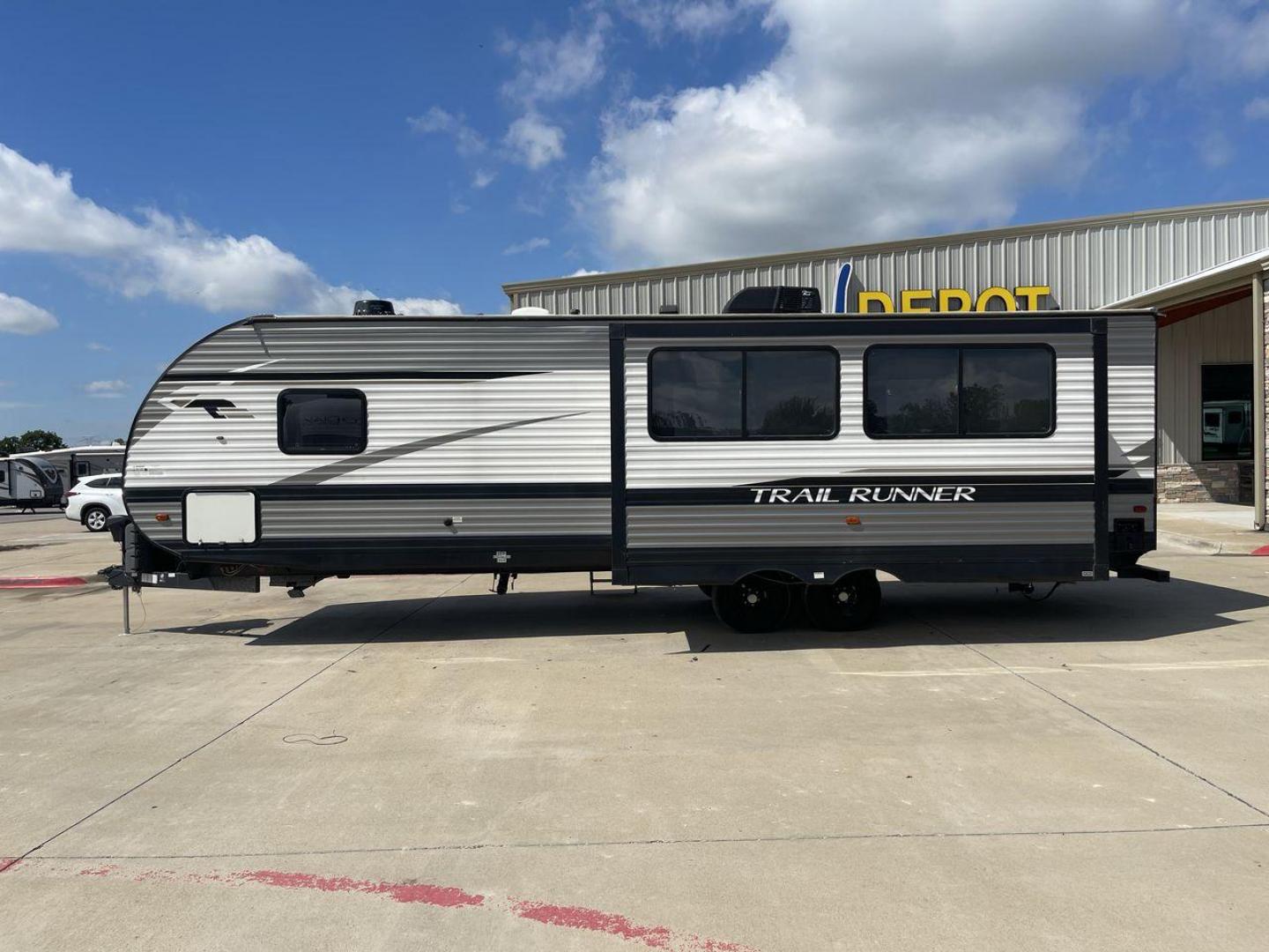 2021 HEARTLAND TRAIL RUNNER 27RKS (5SFEB3423ME) , Length: 32.1 ft. | Dry Weight: 6,392 lbs | Gross Weight: 9,574 lbs | Slides: 1 transmission, located at 4319 N Main St, Cleburne, TX, 76033, (817) 678-5133, 32.385960, -97.391212 - The 2021 Heartland Trail Runner 27RKS has a modern design with a length of 32.1 feet. The exterior is outfitted in a combination of silver, gray, and black, with sharp geometric accents that give it a sporty appearance. The front cap features a sloped, aerodynamic shape with Trail Runner branding. T - Photo#23