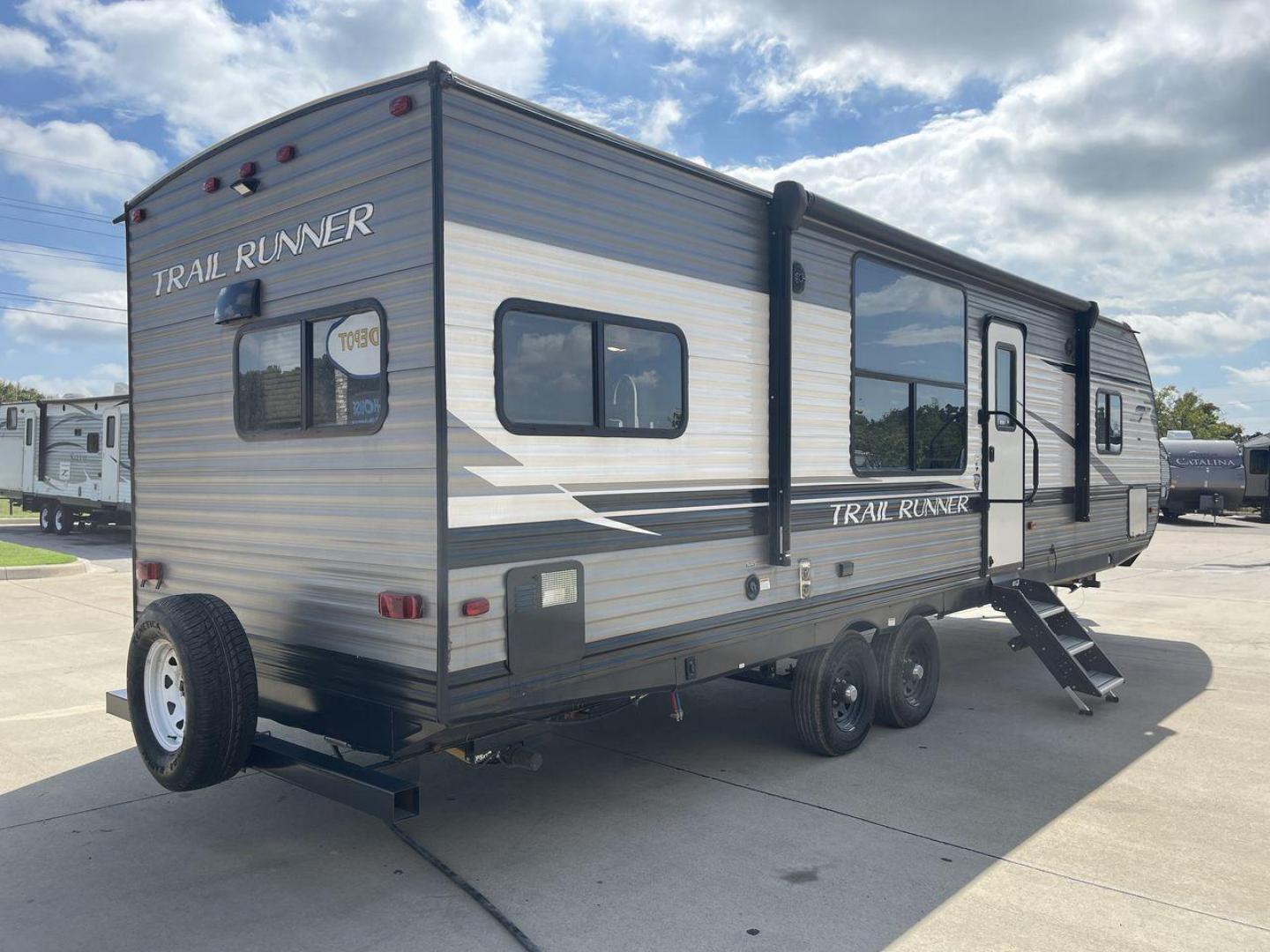 2021 HEARTLAND TRAIL RUNNER 27RKS (5SFEB3423ME) , Length: 32.1 ft. | Dry Weight: 6,392 lbs | Gross Weight: 9,574 lbs | Slides: 1 transmission, located at 4319 N Main St, Cleburne, TX, 76033, (817) 678-5133, 32.385960, -97.391212 - The 2021 Heartland Trail Runner 27RKS has a modern design with a length of 32.1 feet. The exterior is outfitted in a combination of silver, gray, and black, with sharp geometric accents that give it a sporty appearance. The front cap features a sloped, aerodynamic shape with Trail Runner branding. T - Photo#24