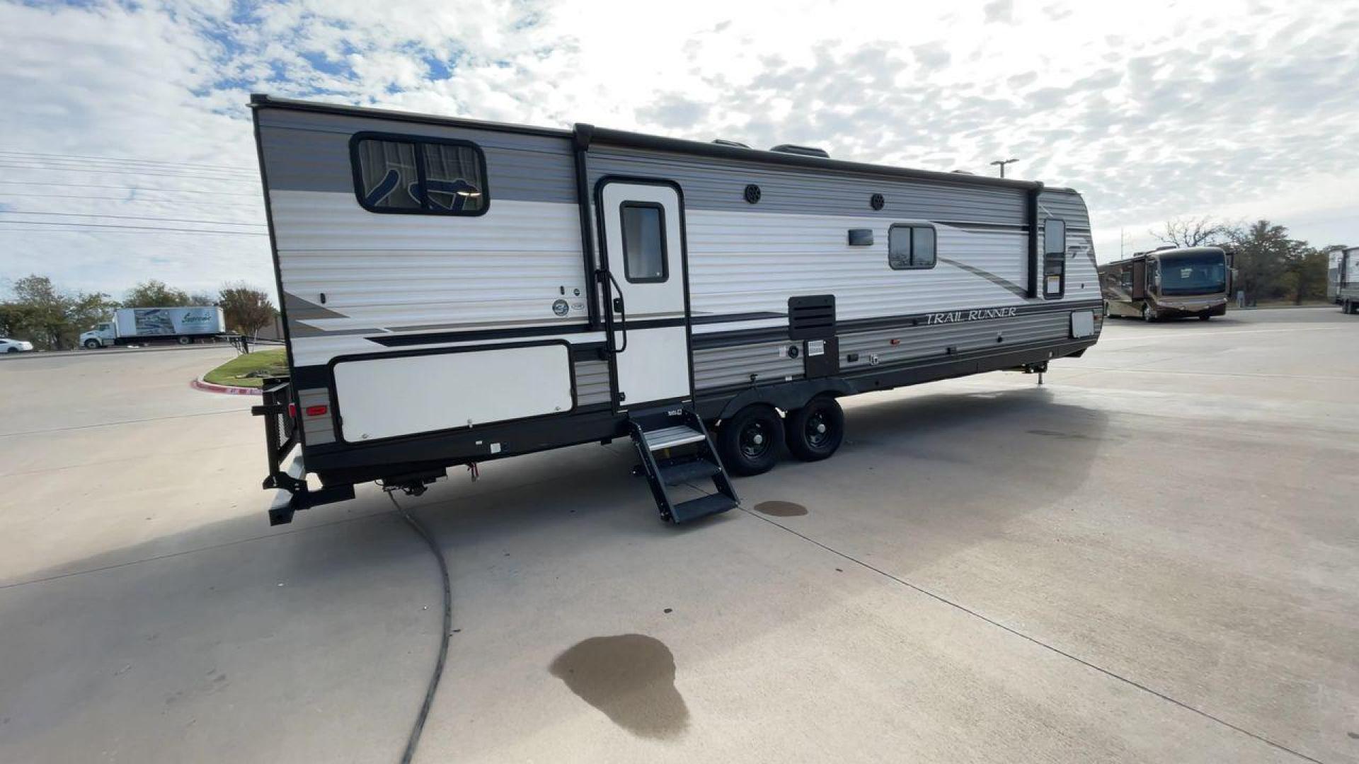 2021 HEARTLAND TRAIL RUNNER 31DB (5SFEB3720ME) , Length: 36.75 ft. | Dry Weight: 7,240 lbs. | Gross Weight: 9,600 lbs | Slides: 1 transmission, located at 4319 N Main St, Cleburne, TX, 76033, (817) 678-5133, 32.385960, -97.391212 - Photo#1