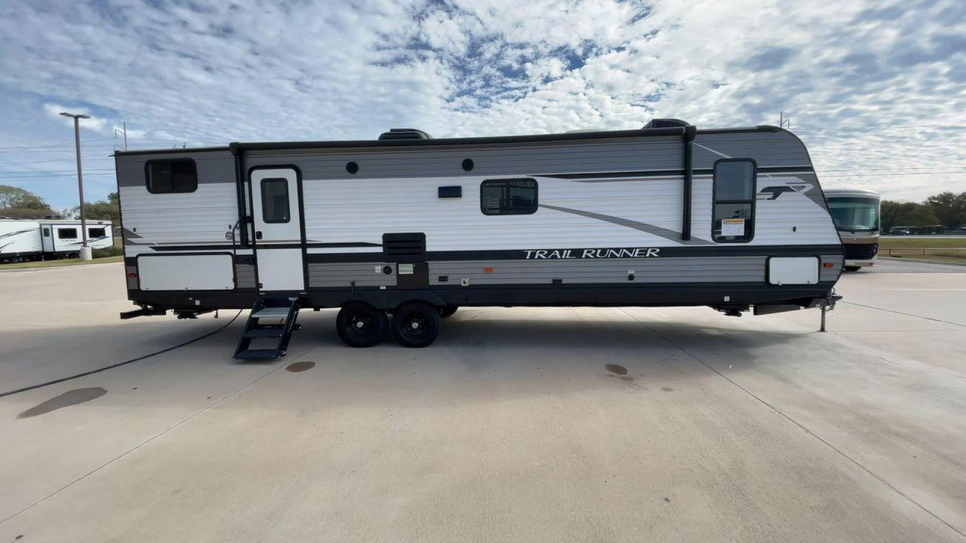 2021 HEARTLAND TRAIL RUNNER 31DB (5SFEB3720ME) , Length: 36.75 ft. | Dry Weight: 7,240 lbs. | Gross Weight: 9,600 lbs | Slides: 1 transmission, located at 4319 N Main St, Cleburne, TX, 76033, (817) 678-5133, 32.385960, -97.391212 - Photo#2